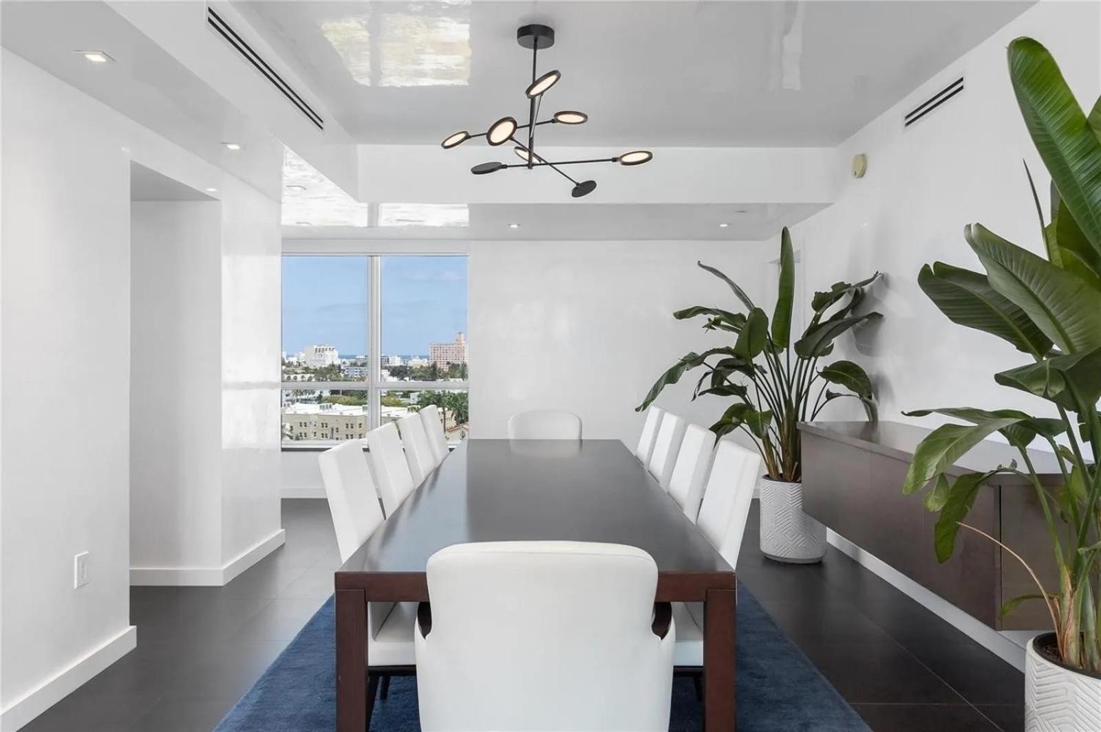 Sleek And Chic Two Bedrooms Apartment *