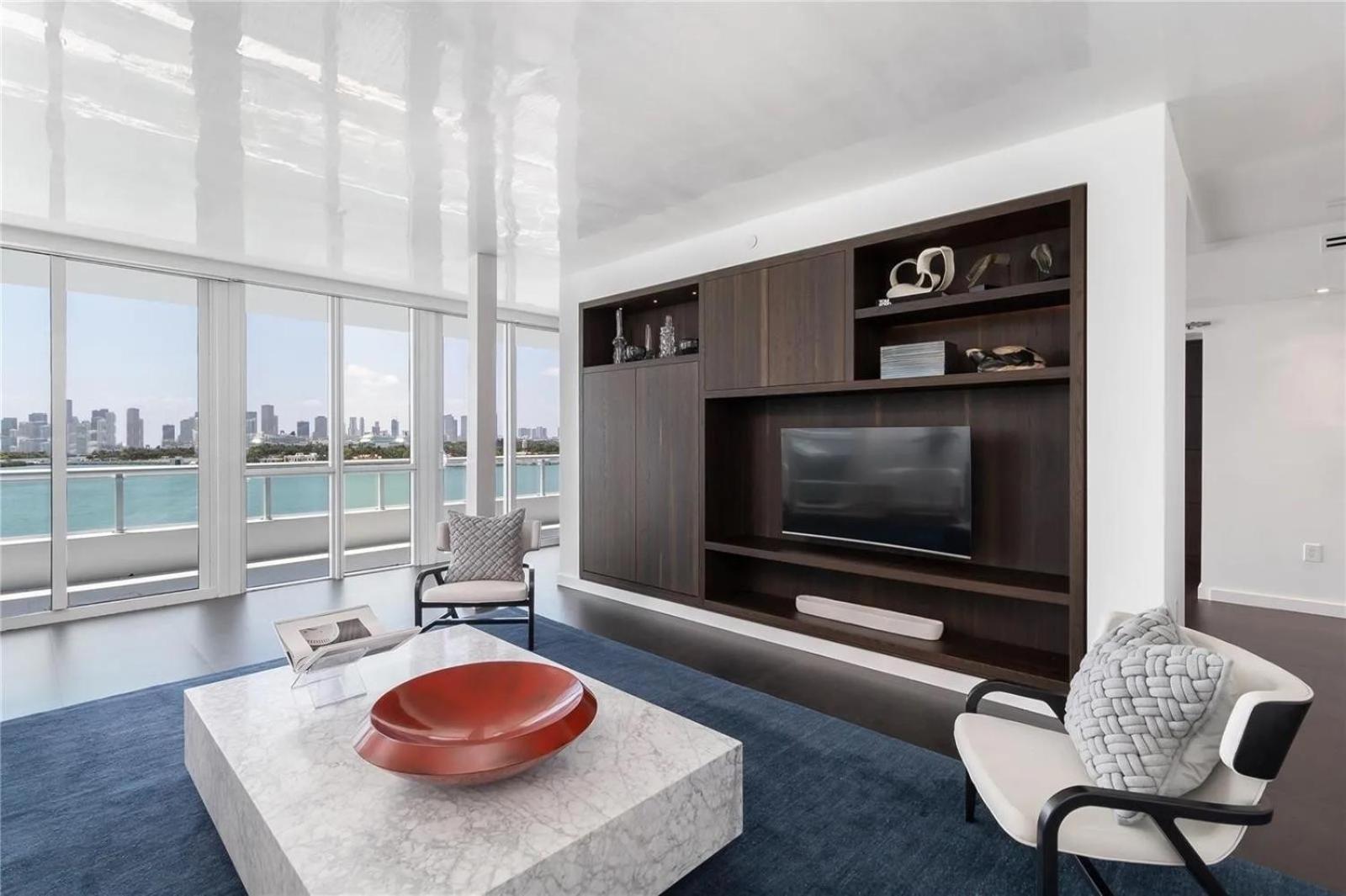 Apartment Sleek And Chic Two Bedrooms *