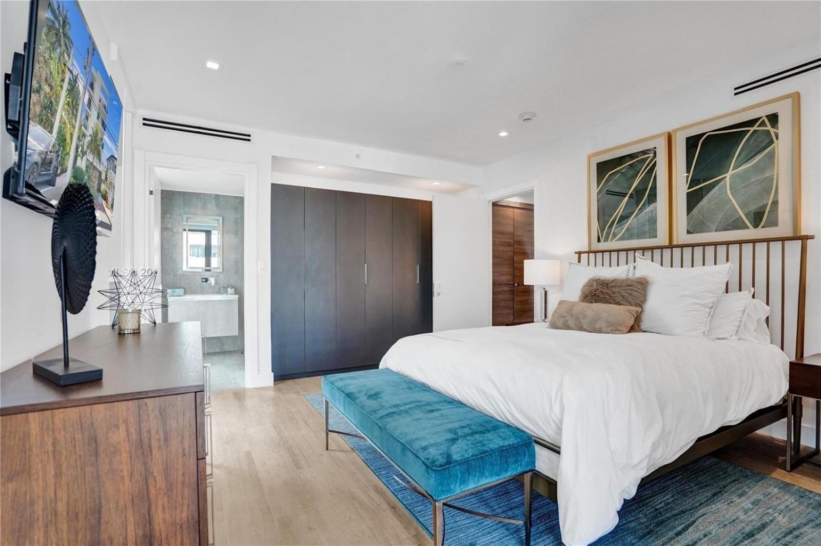 Waterfront With Panoramic Bay Views In Miami Apartment *