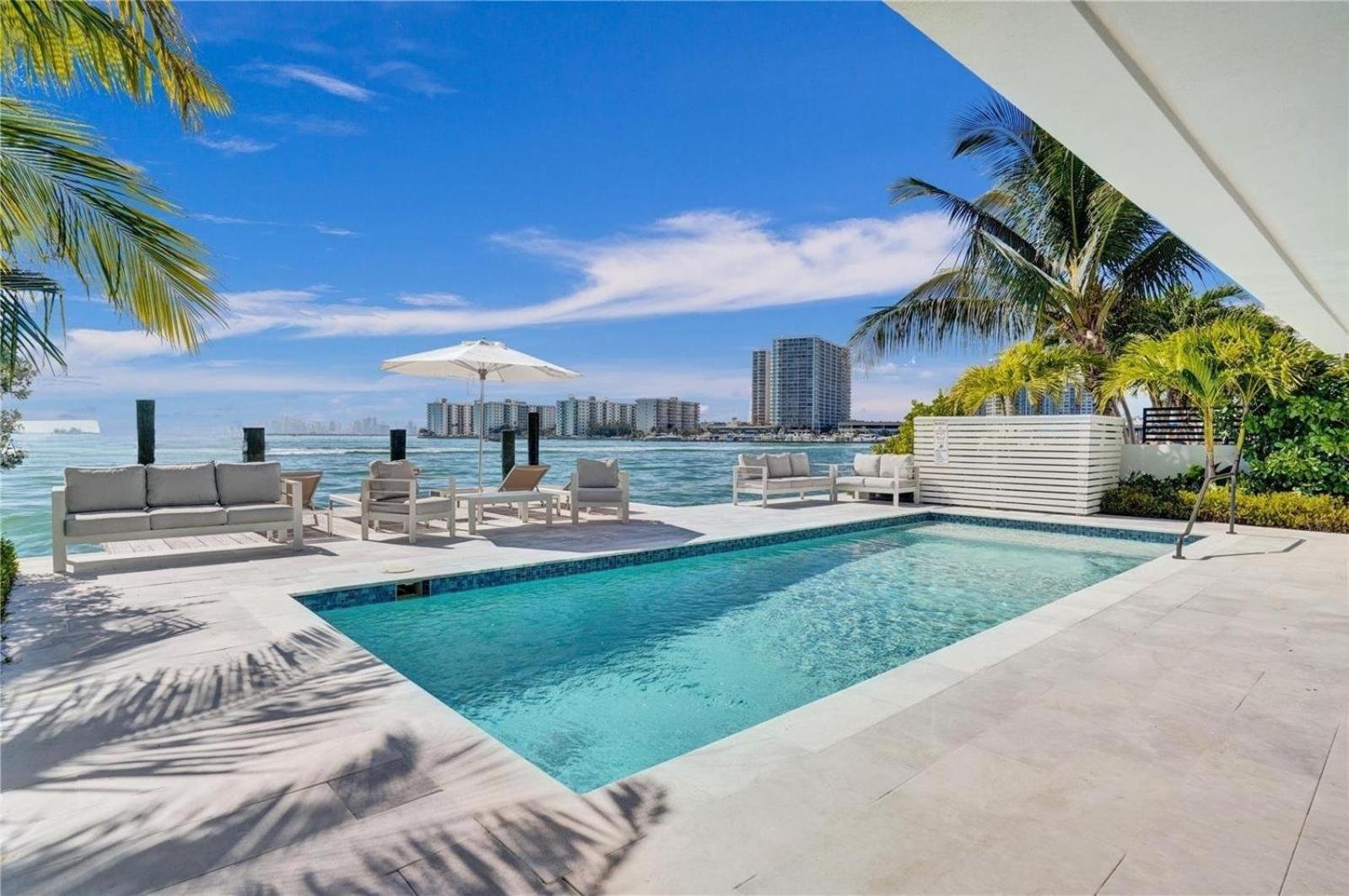 Waterfront With Panoramic Bay Views In Miami Apartment