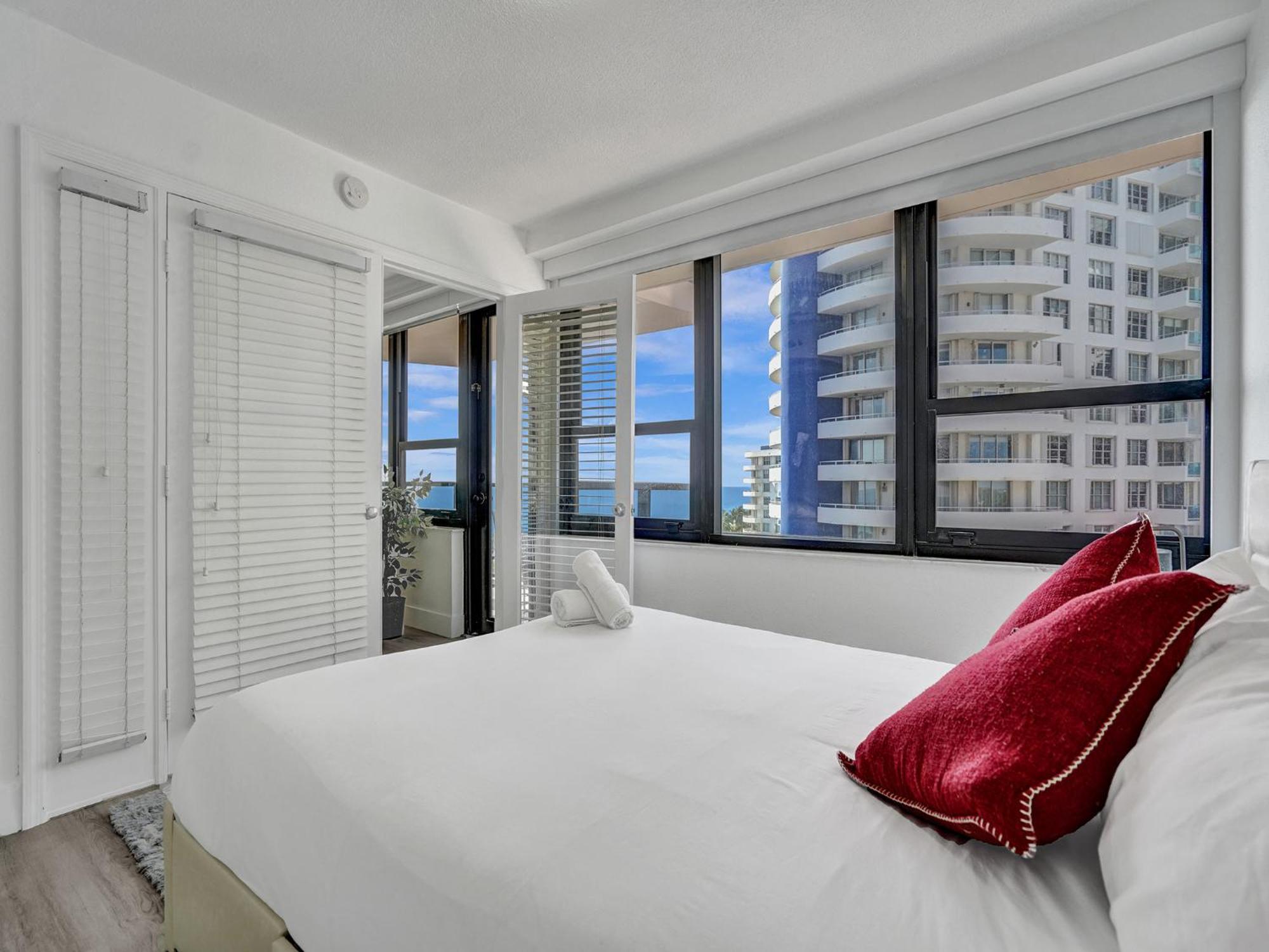 Ocean View Spacious Service 907 * Miami Beach