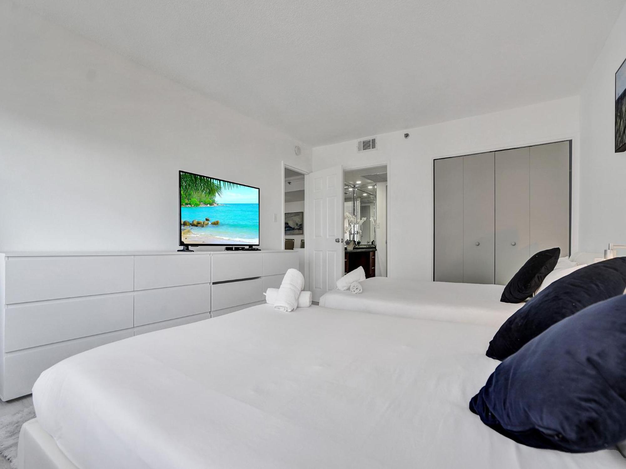 Ocean View Spacious Service 907 Apartment