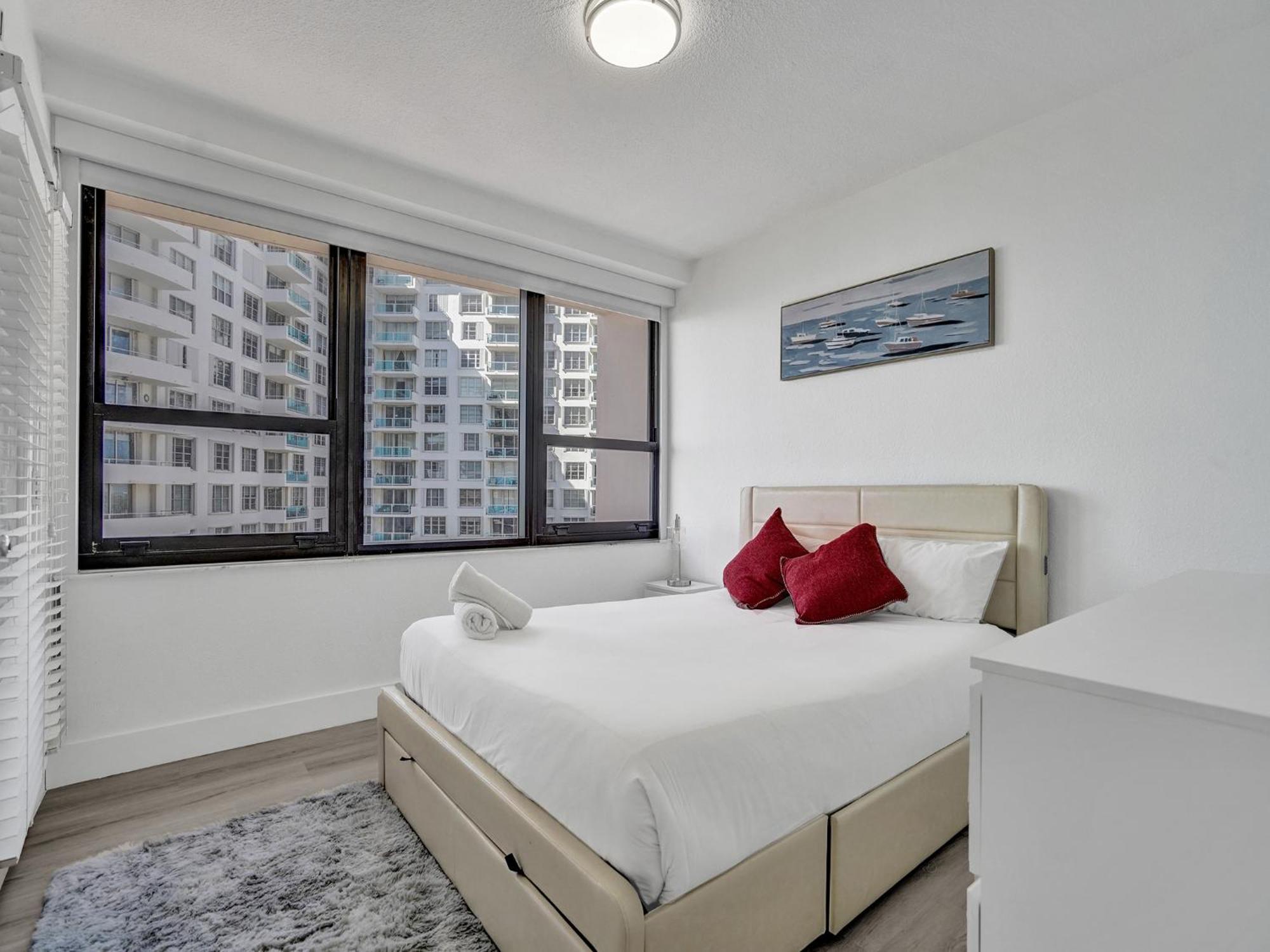 Ocean View Spacious Service 907 * Miami Beach