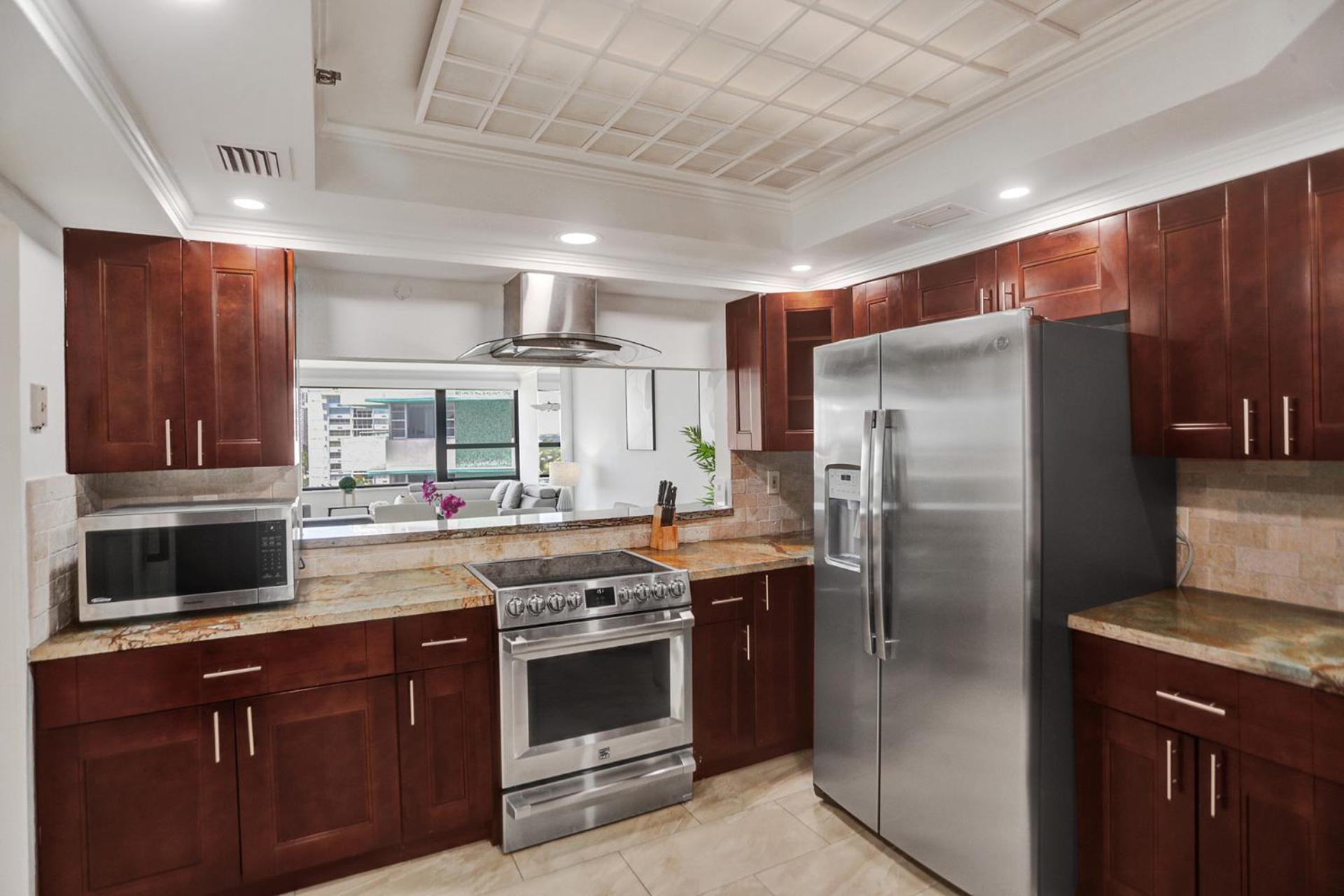 Corner 2br With Ocean View And Access 820 *