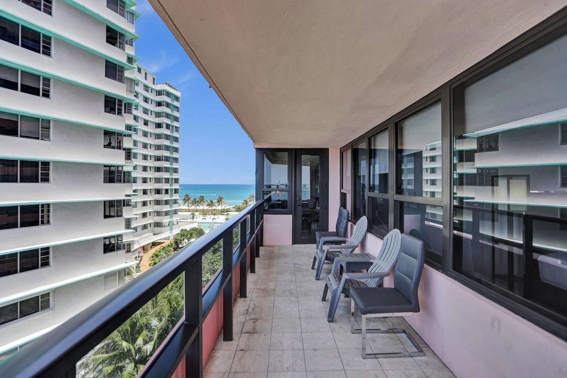 Corner 2br With Ocean View And Access 820