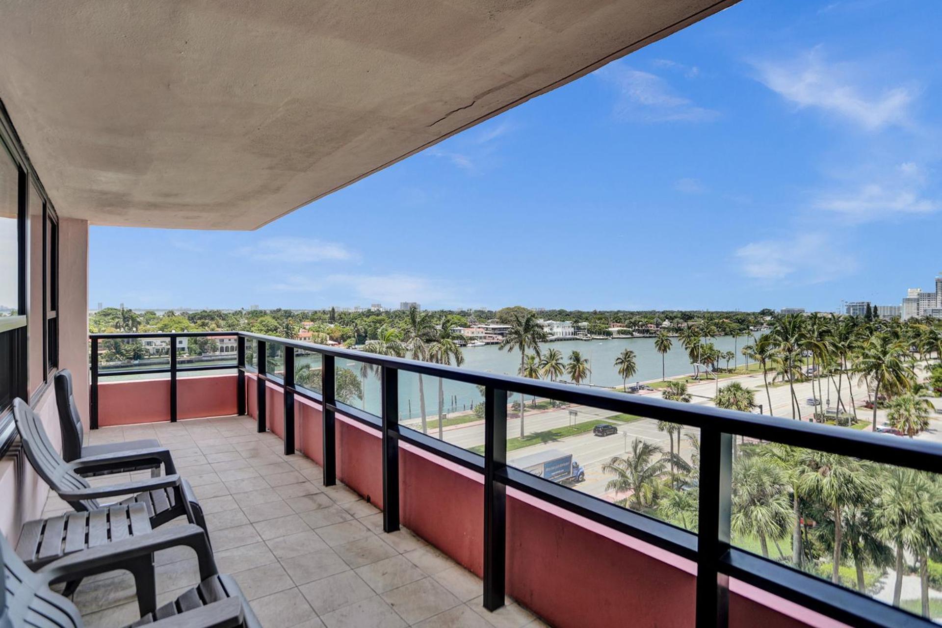 Corner 2br With Ocean View And Access 820