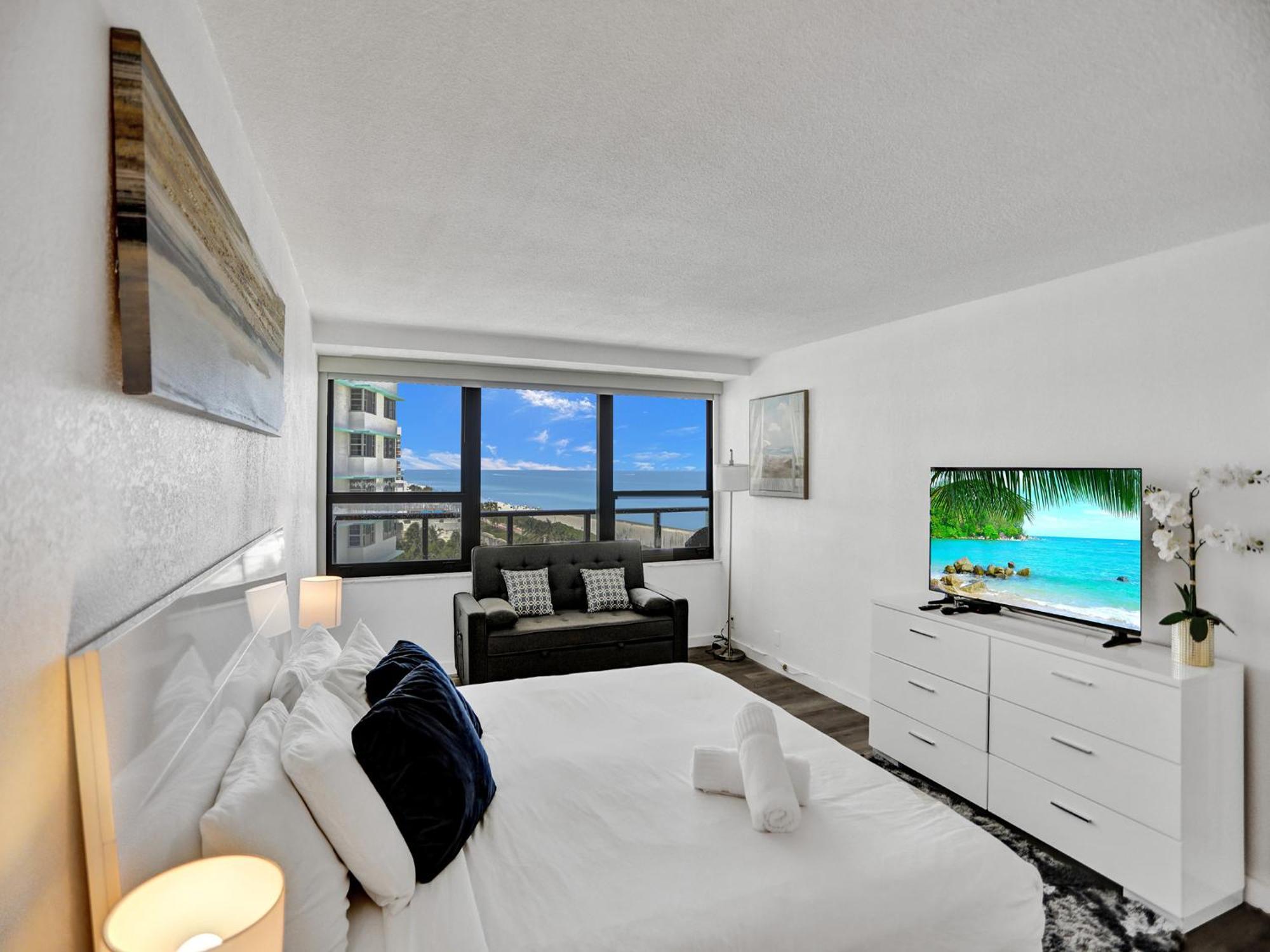 Beautiful In 1004 Apartment *