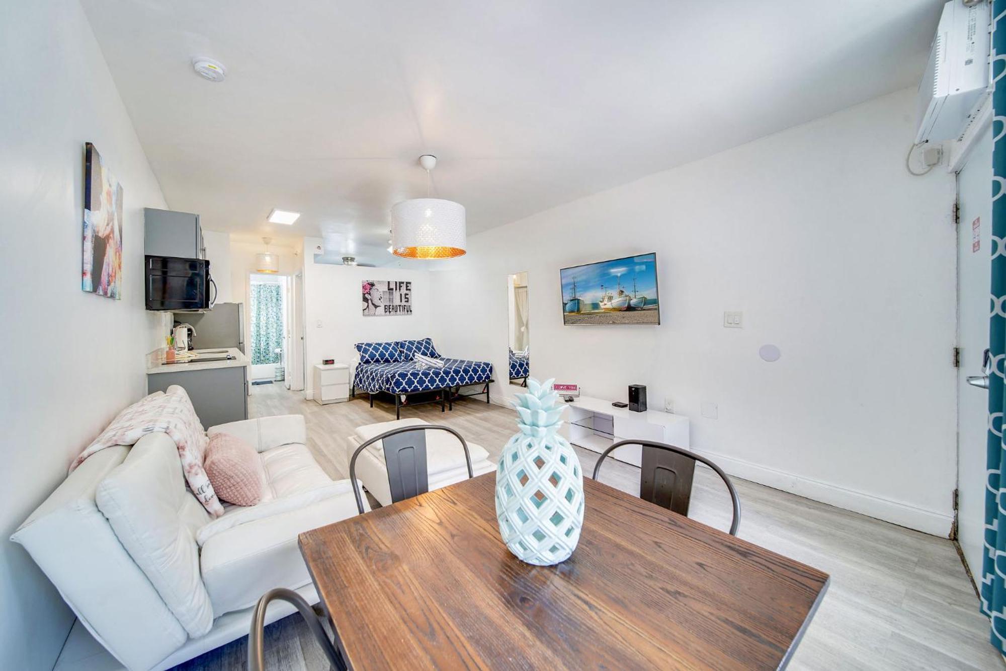Apartment Beachfront 1 Bedroom With 2 Queen Beds On Ocean Drive Miami Beach