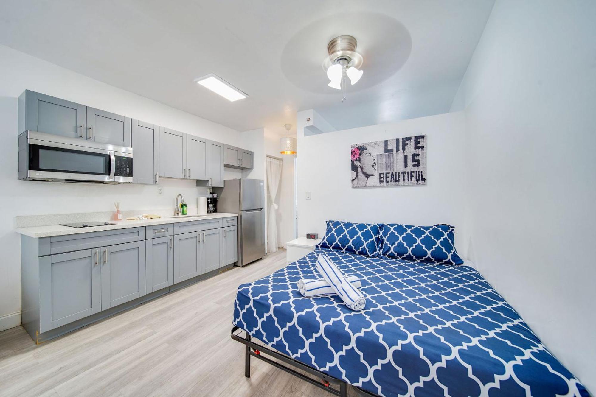 Apartment Beachfront 1 Bedroom With 2 Queen Beds On Ocean Drive Miami Beach