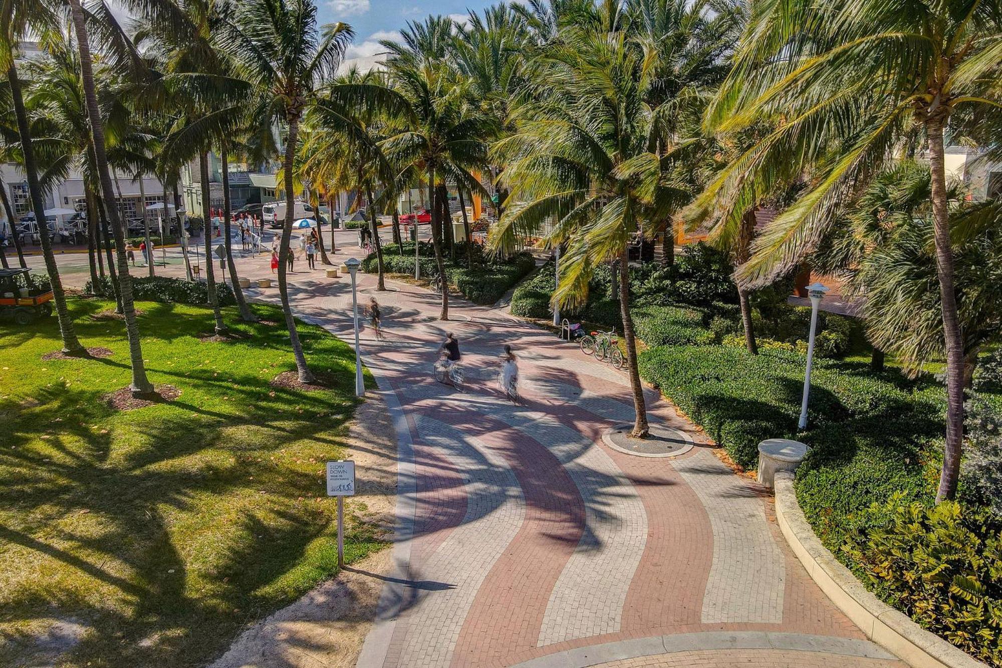 Balcony View W/2 Queen Beds, Ocean Dr Apartment
