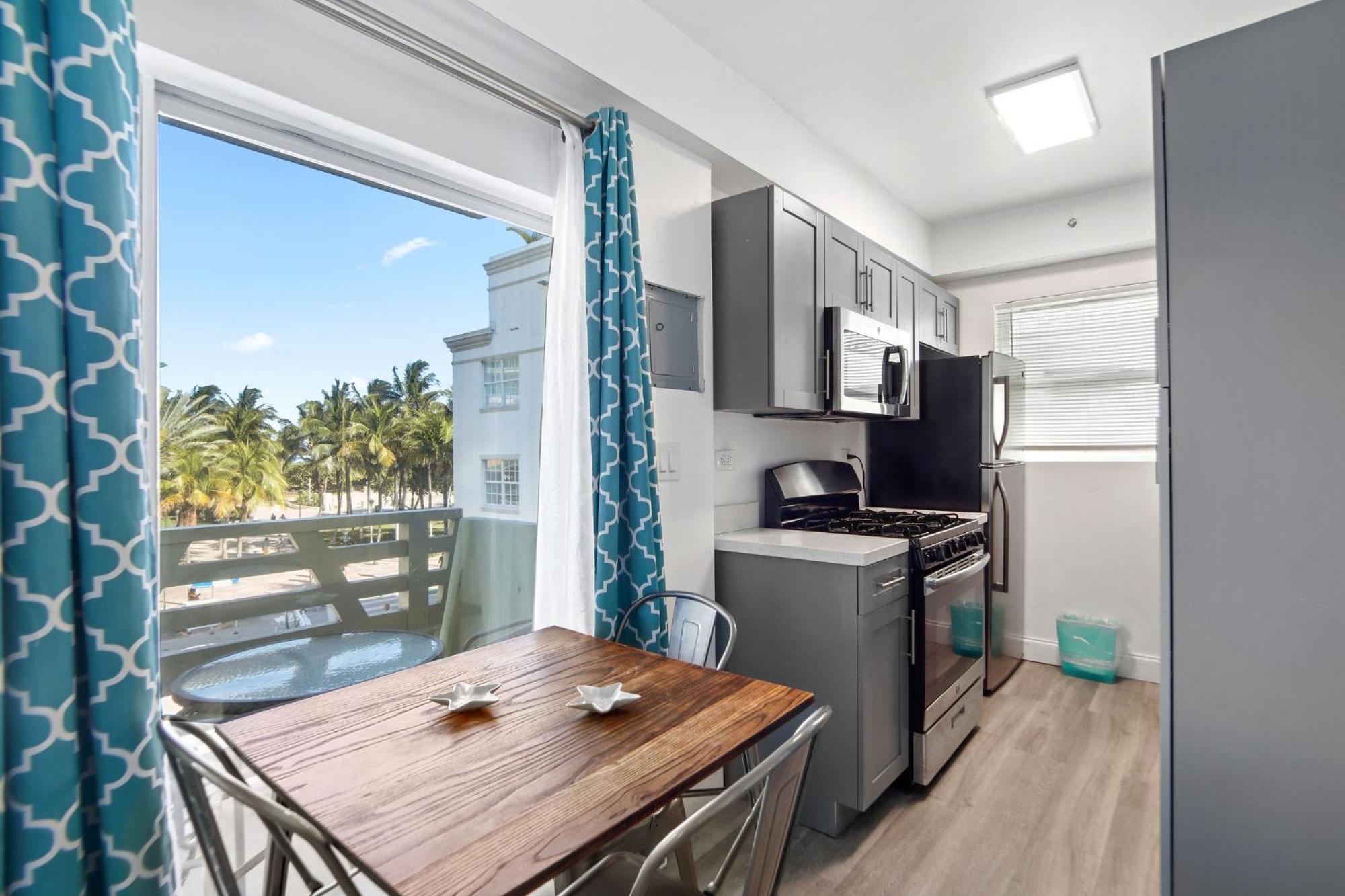 Balcony View W/2 Queen Beds, Ocean Dr Apartment