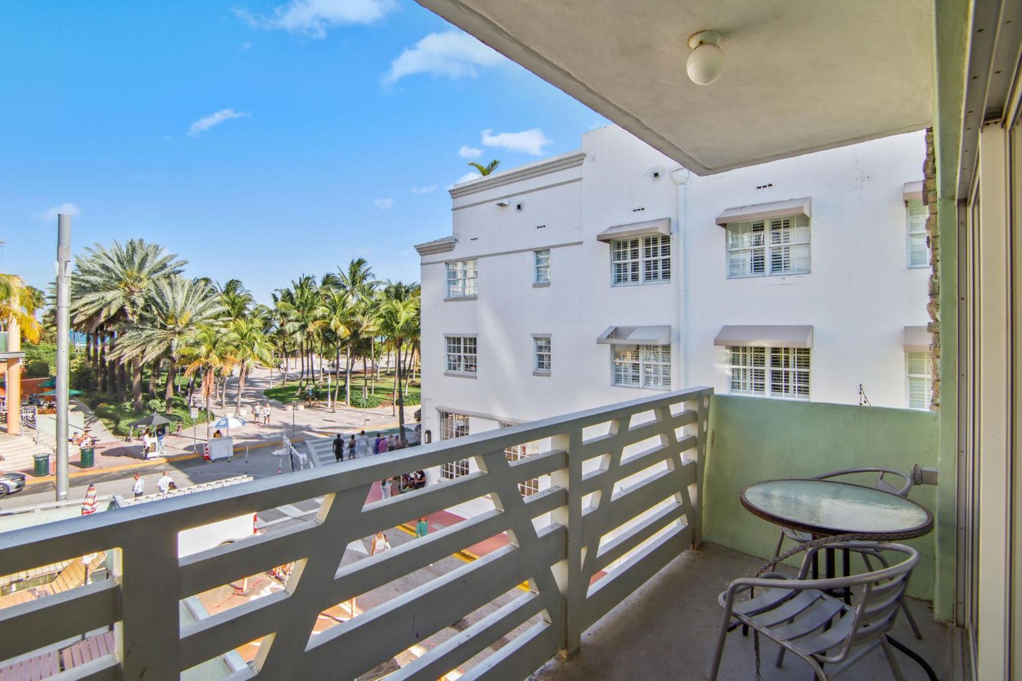 Balcony View W/2 Queen Beds, Ocean Dr Apartment *