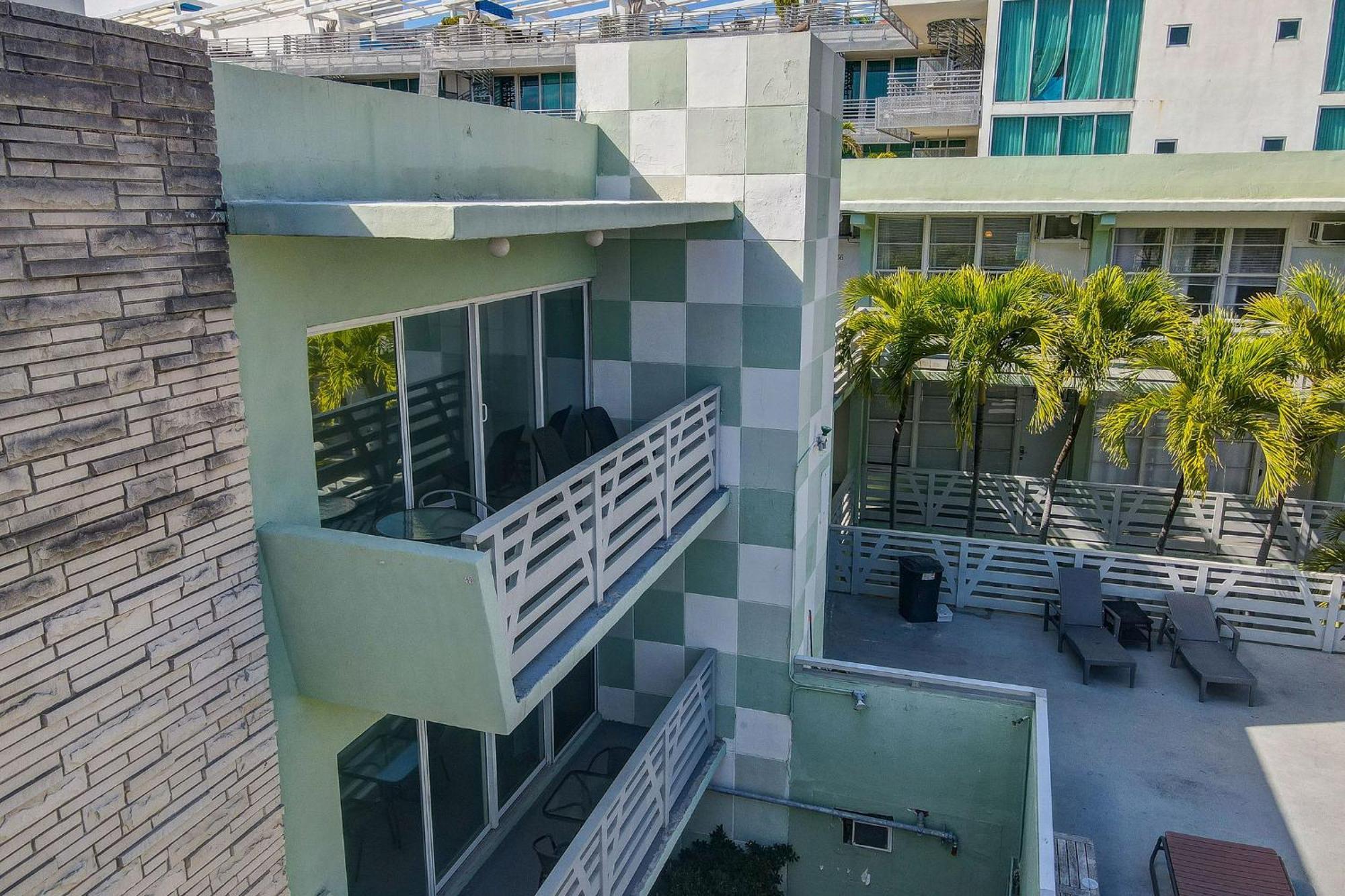 Balcony View W/2 Queen Beds, Ocean Dr * Miami Beach