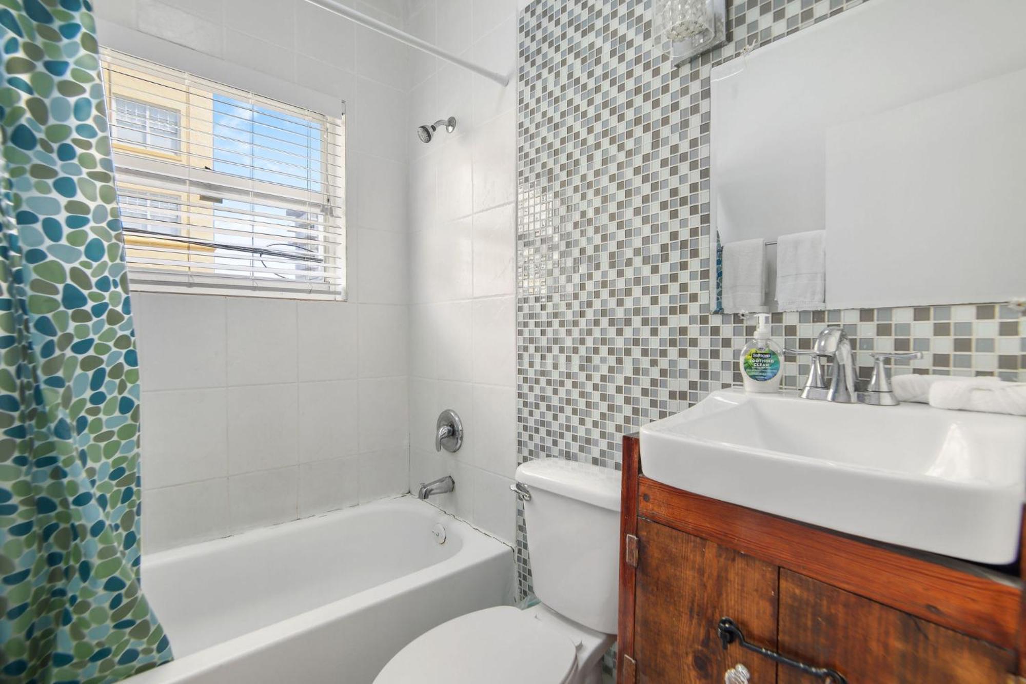Apartment 2 B/r W/private Balcony, Heart Of South *