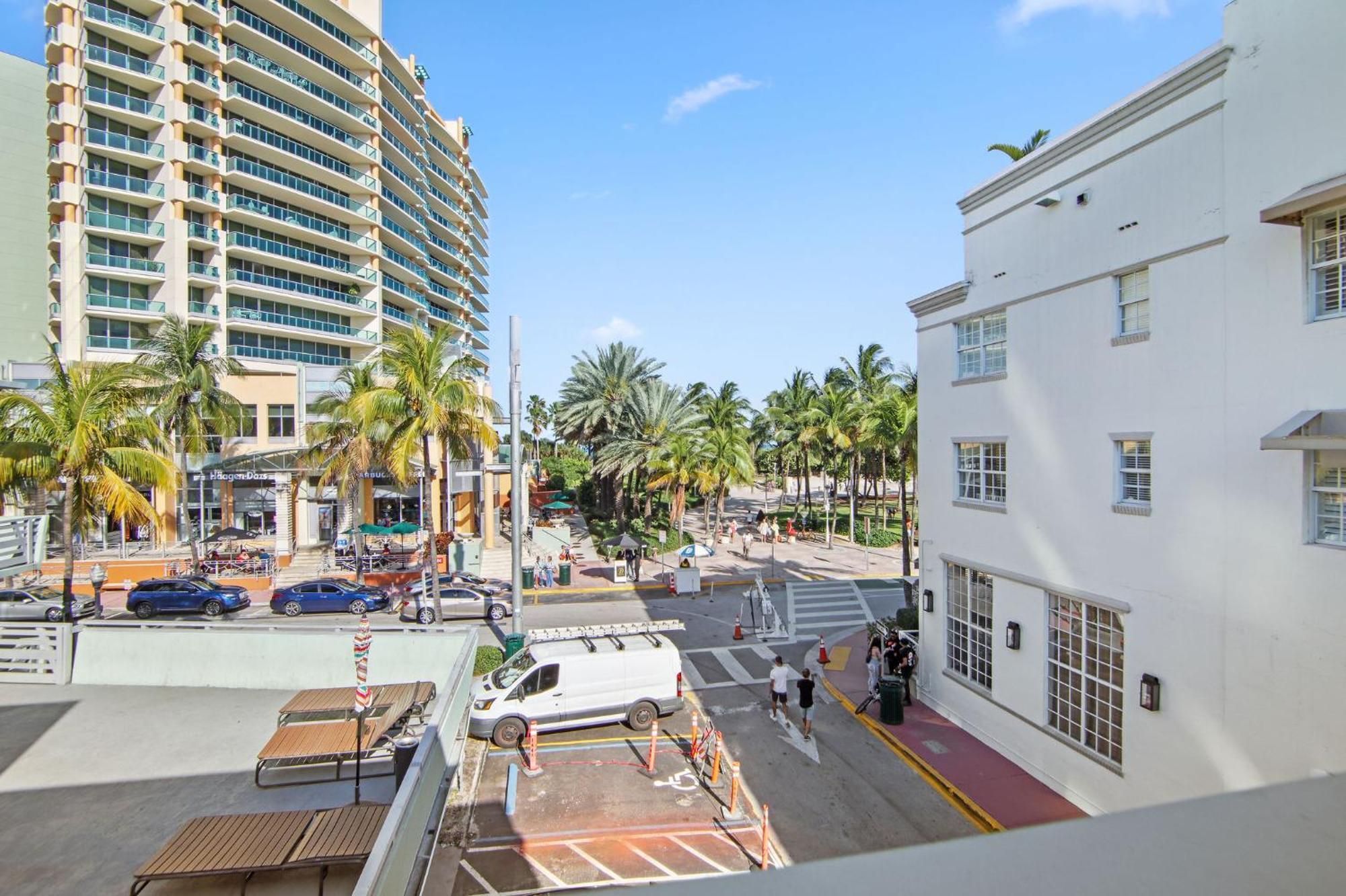 Balcony View W/2 Queen Beds, Ocean Dr Apartment