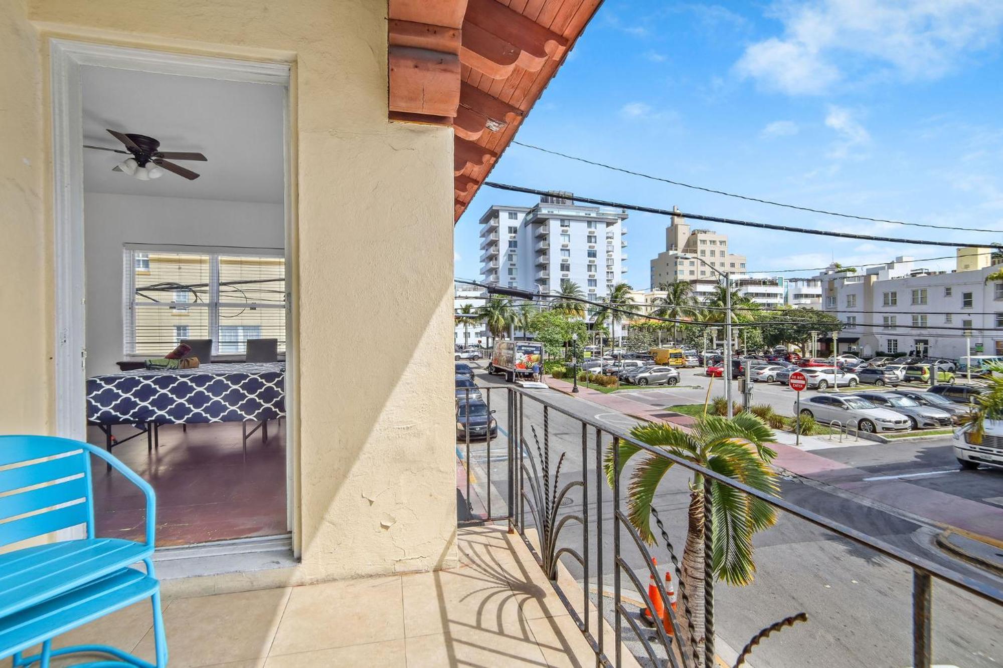 2 B/r W/private Balcony, Heart Of South Apartment *