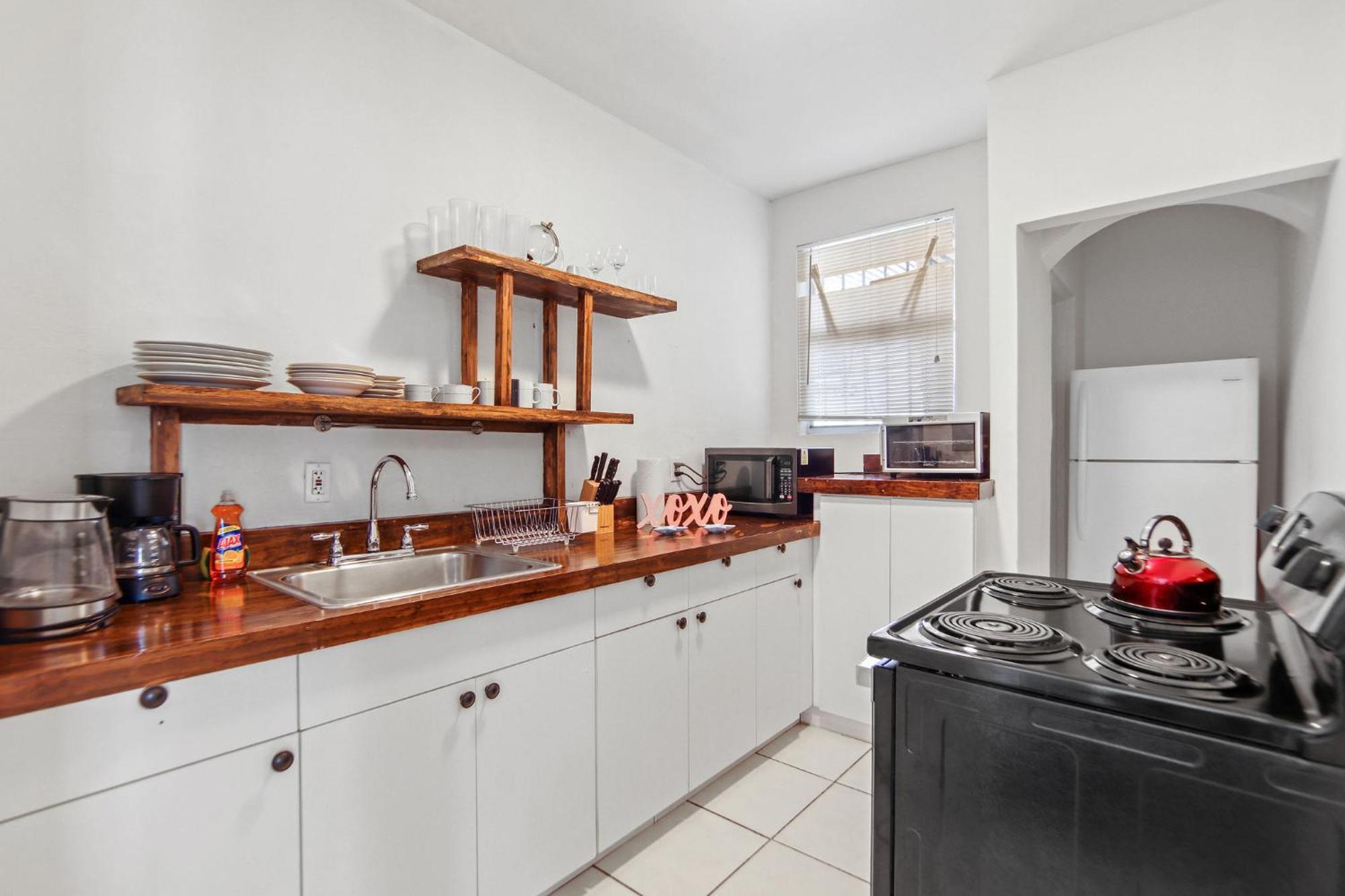 Apartment 2 B/r W/private Balcony, Heart Of South