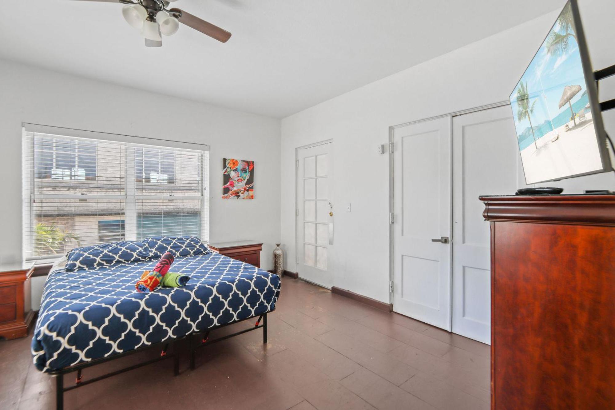2 B/r W/private Balcony, Heart Of South Apartment *