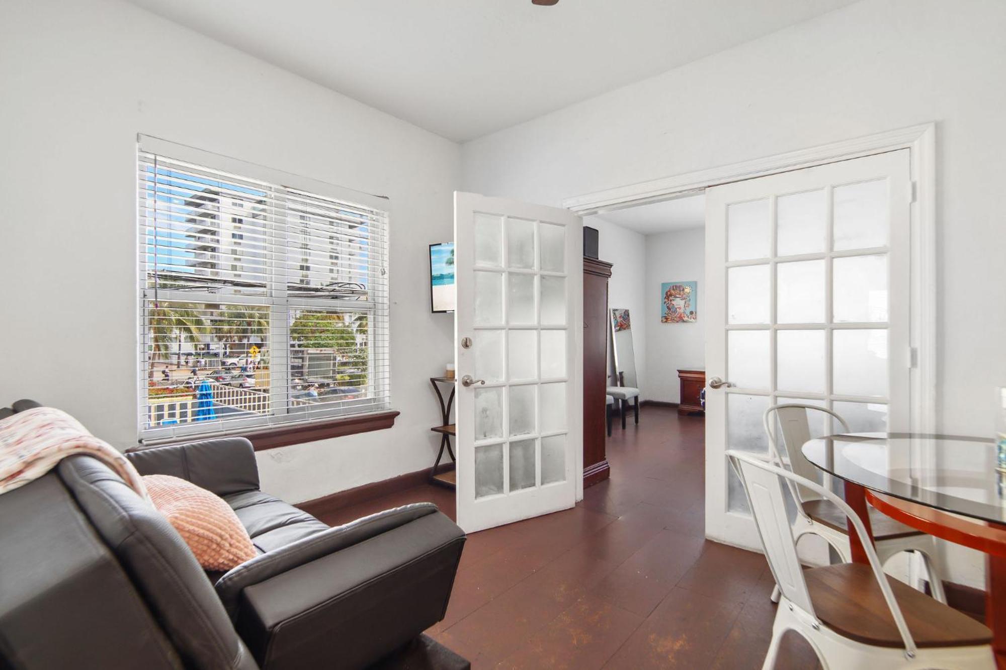 Apartment 2 B/r W/private Balcony, Heart Of South *