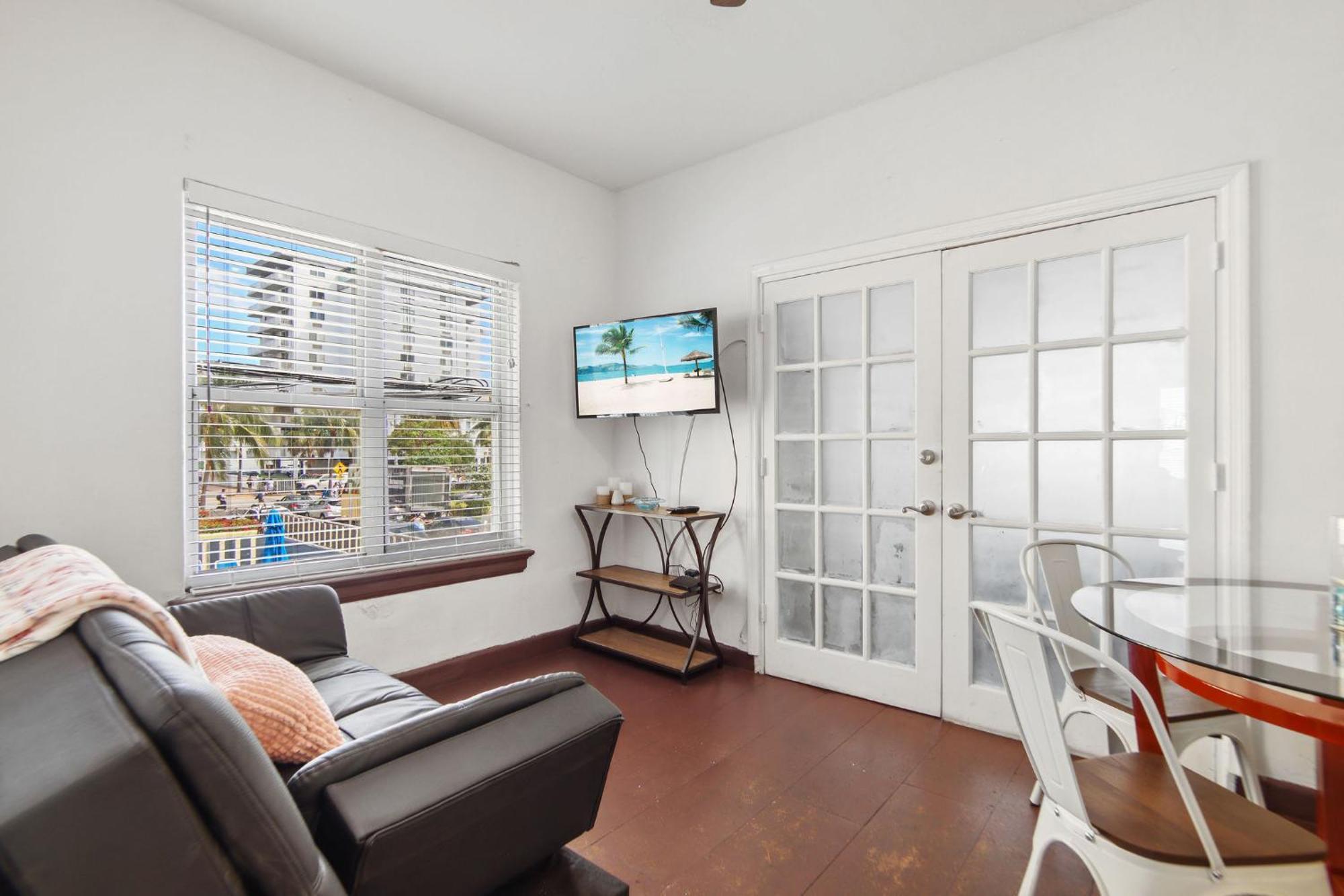 2 B/r W/private Balcony, Heart Of South *