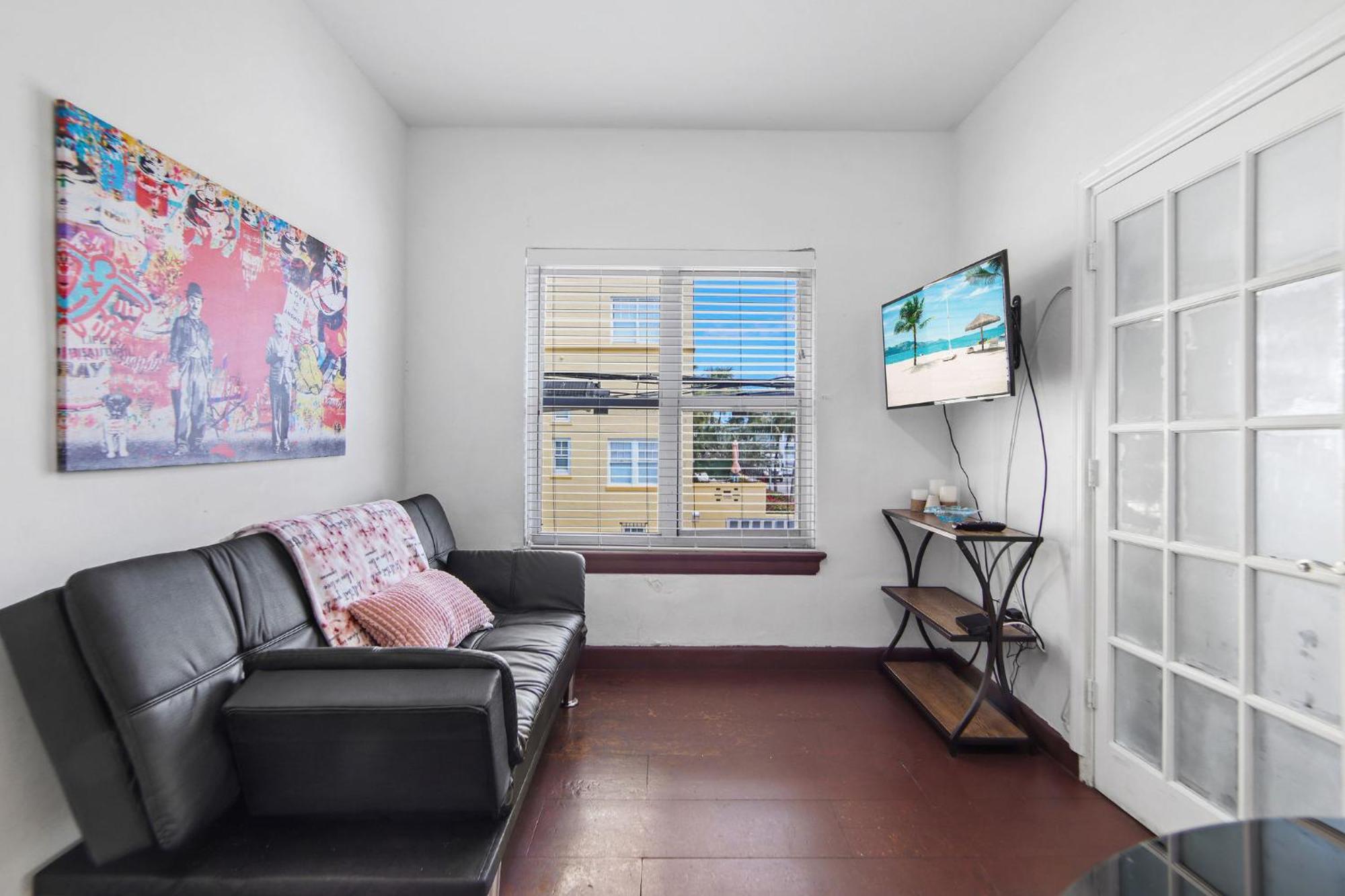 2 B/r W/private Balcony, Heart Of South Apartment Miami Beach