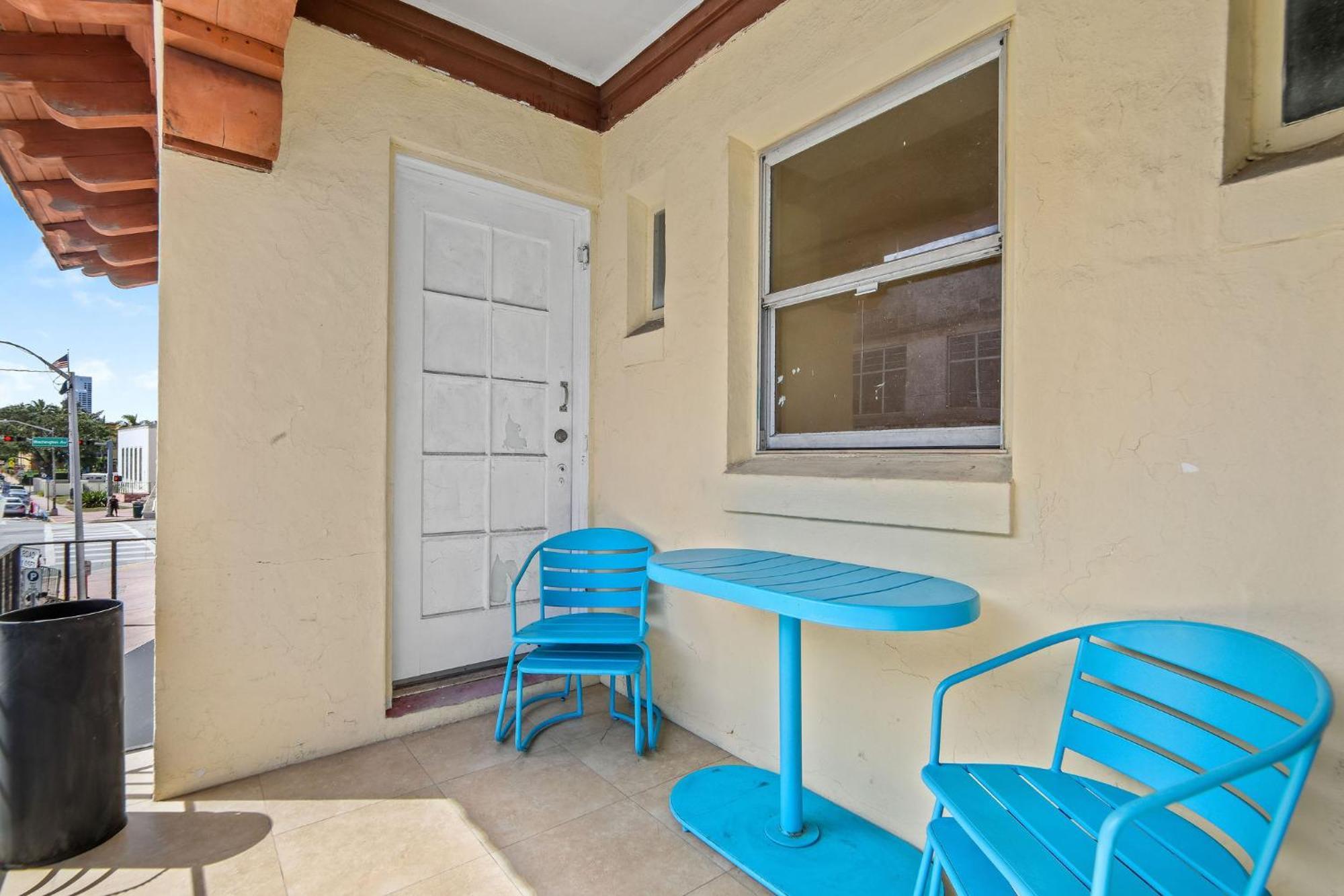 2 B/r W/private Balcony, Heart Of South *