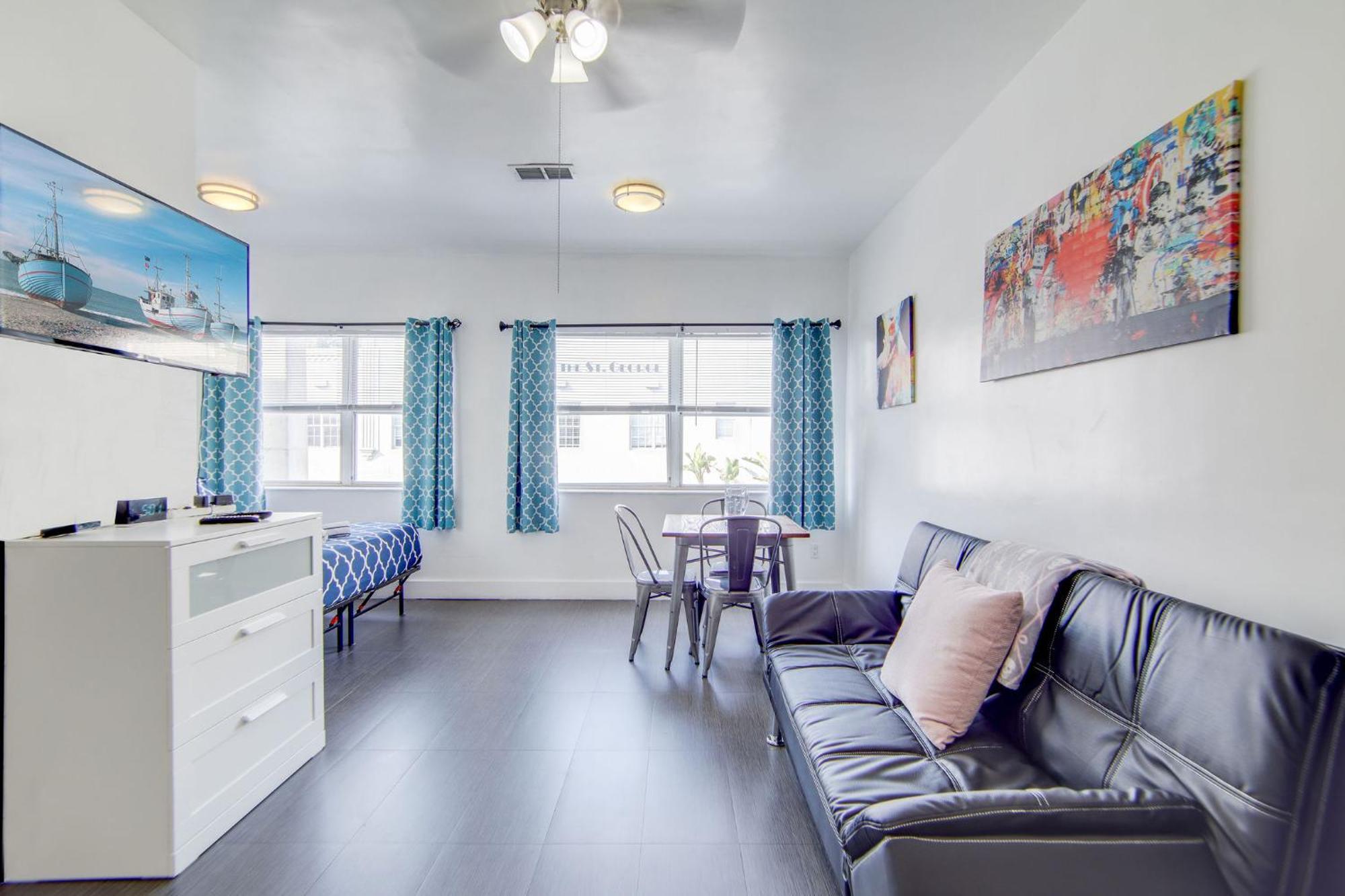 Chic Large Near Ocean Drive South Apartment