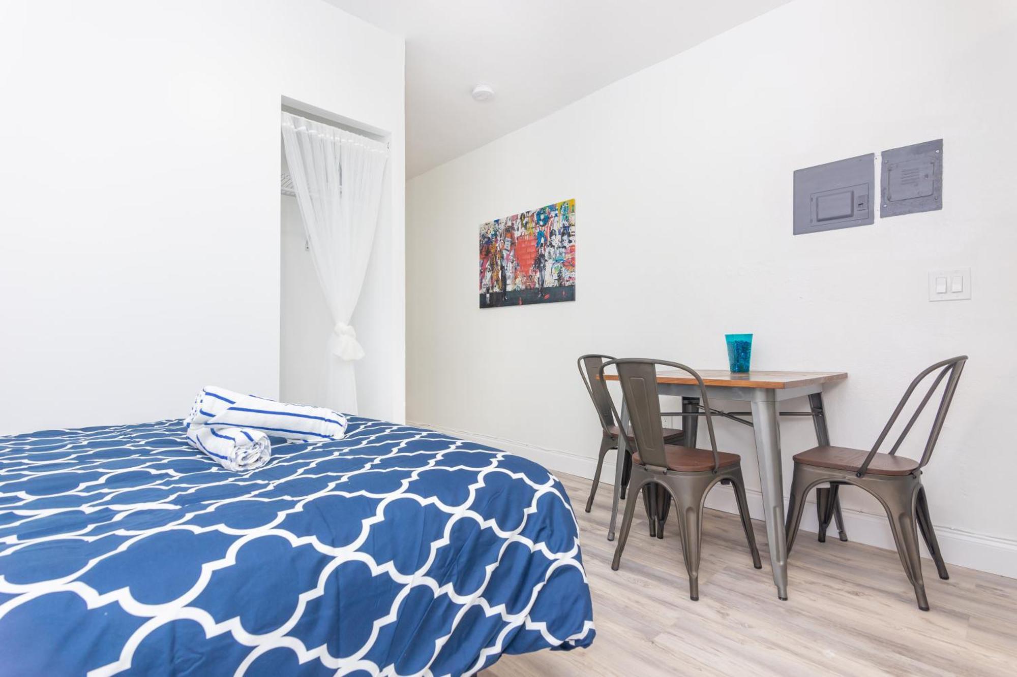 Ocean Drive Deco W/2 Queen Beds, Steps 2 Apartment