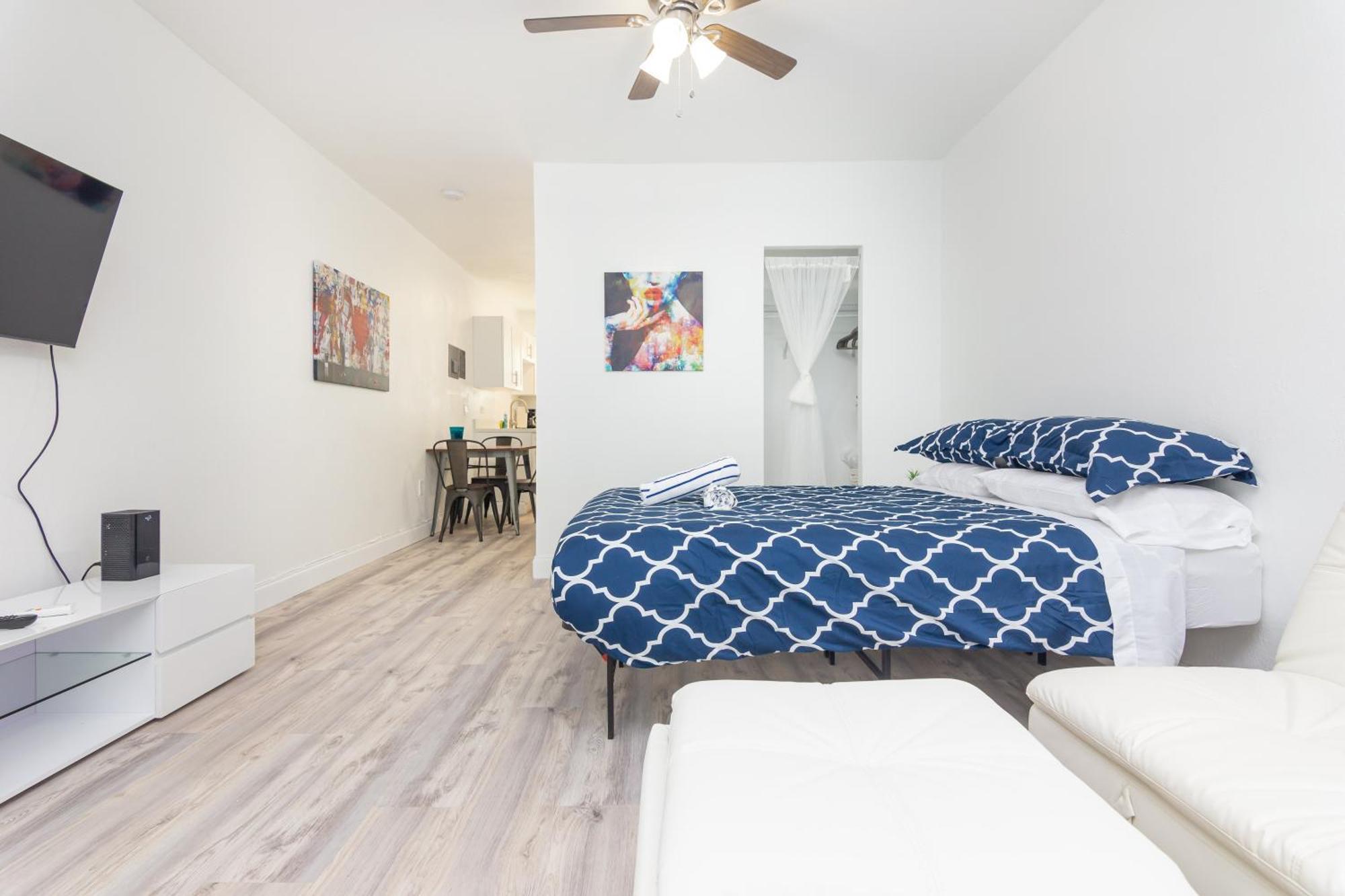Apartment Ocean Drive Deco W/2 Queen Beds, Steps 2