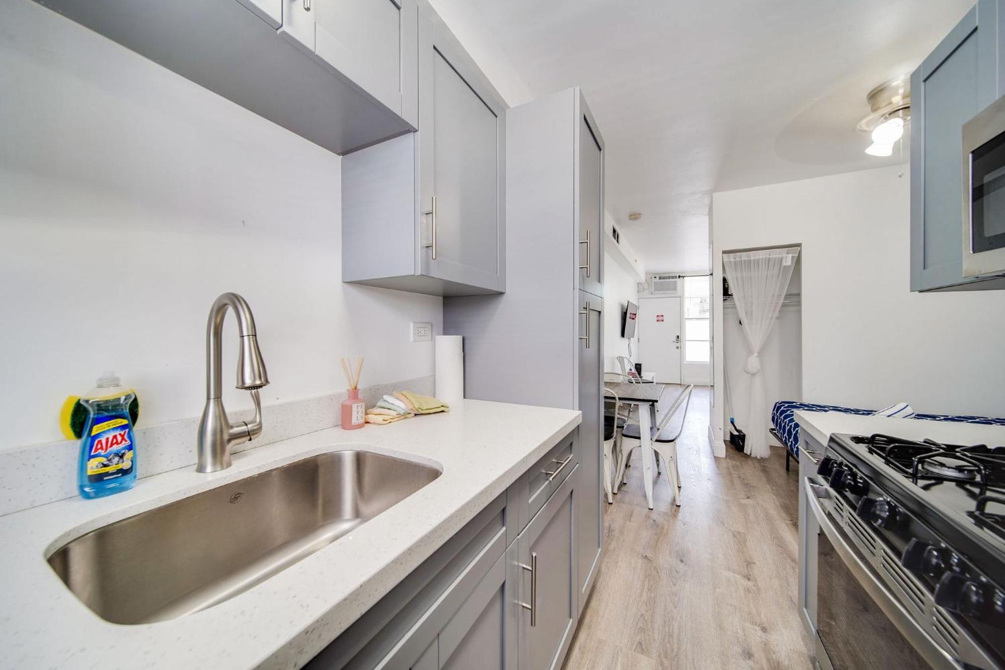 Apartment Deco W/2 Queen Beds On Ocean Dr, South *
