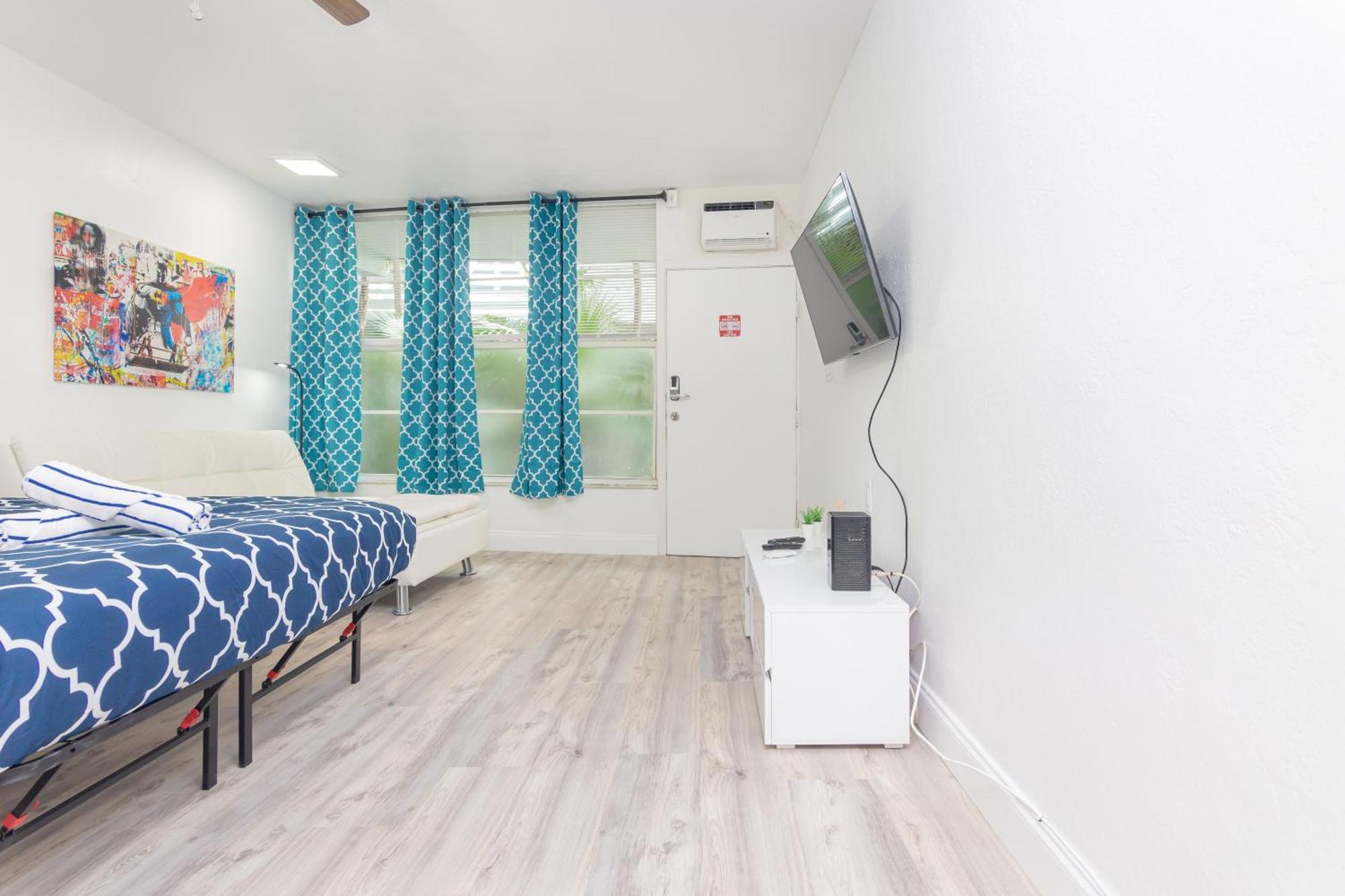 Ocean Drive Deco W/2 Queen Beds, Steps 2 Miami Beach