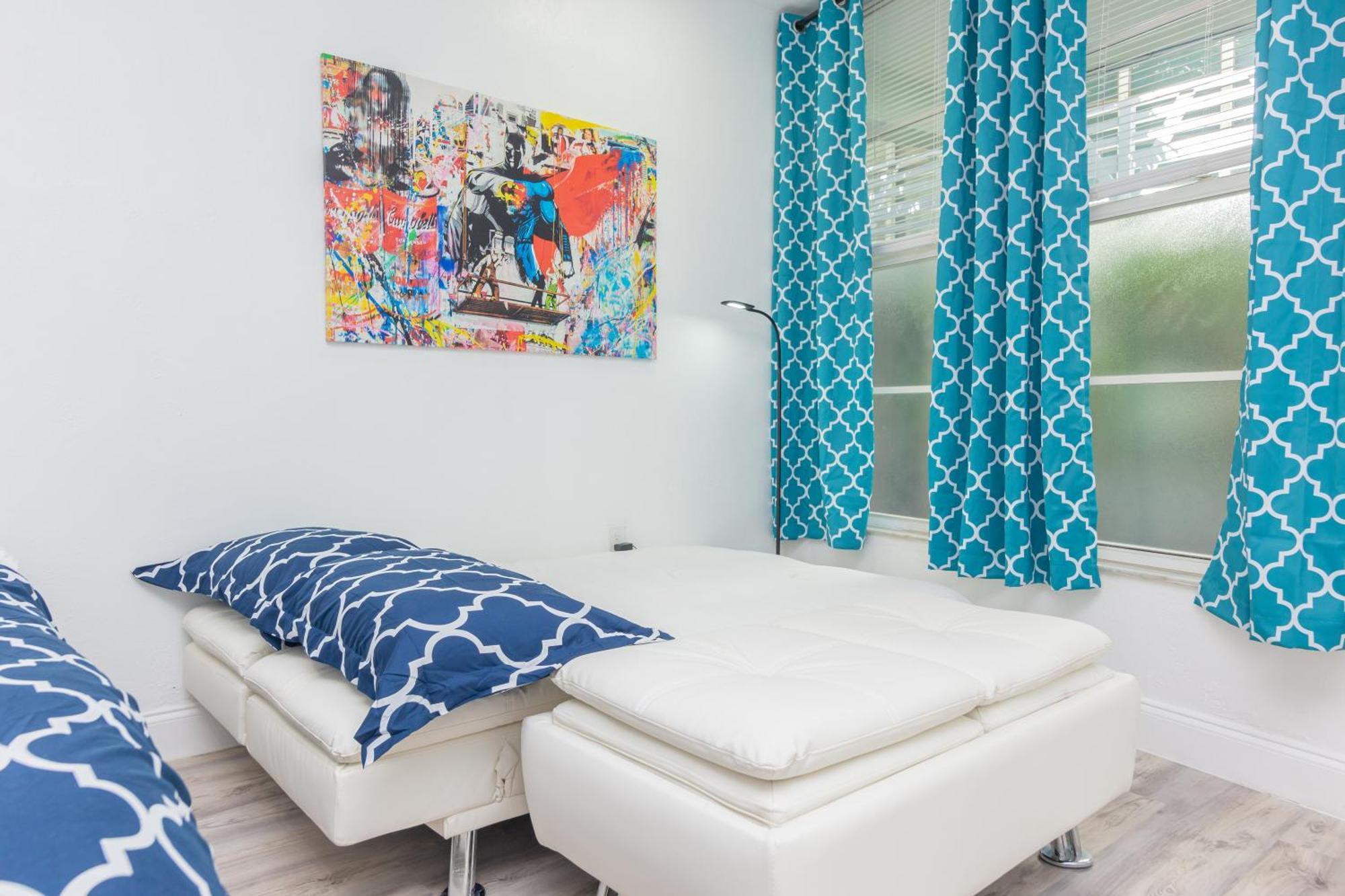Ocean Drive Deco W/2 Queen Beds, Steps 2 Apartment *