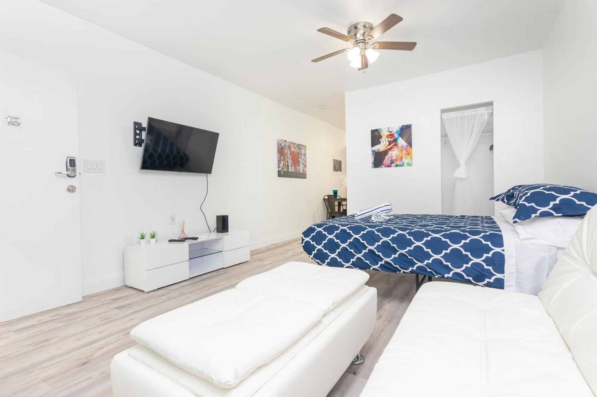 Ocean Drive Deco W/2 Queen Beds, Steps 2 *