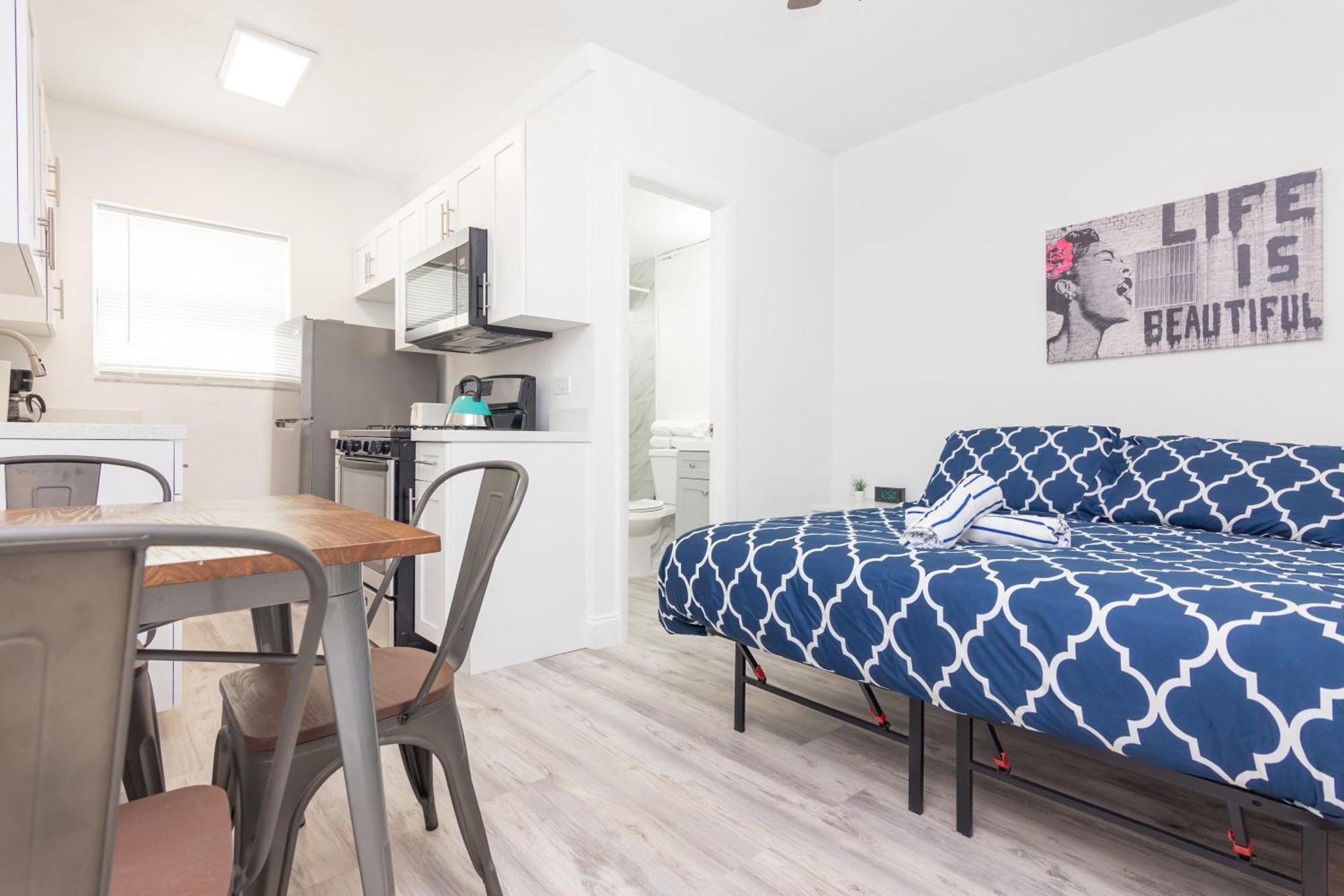 Apartment Ocean Drive Deco W/2 Queen Beds, Steps 2