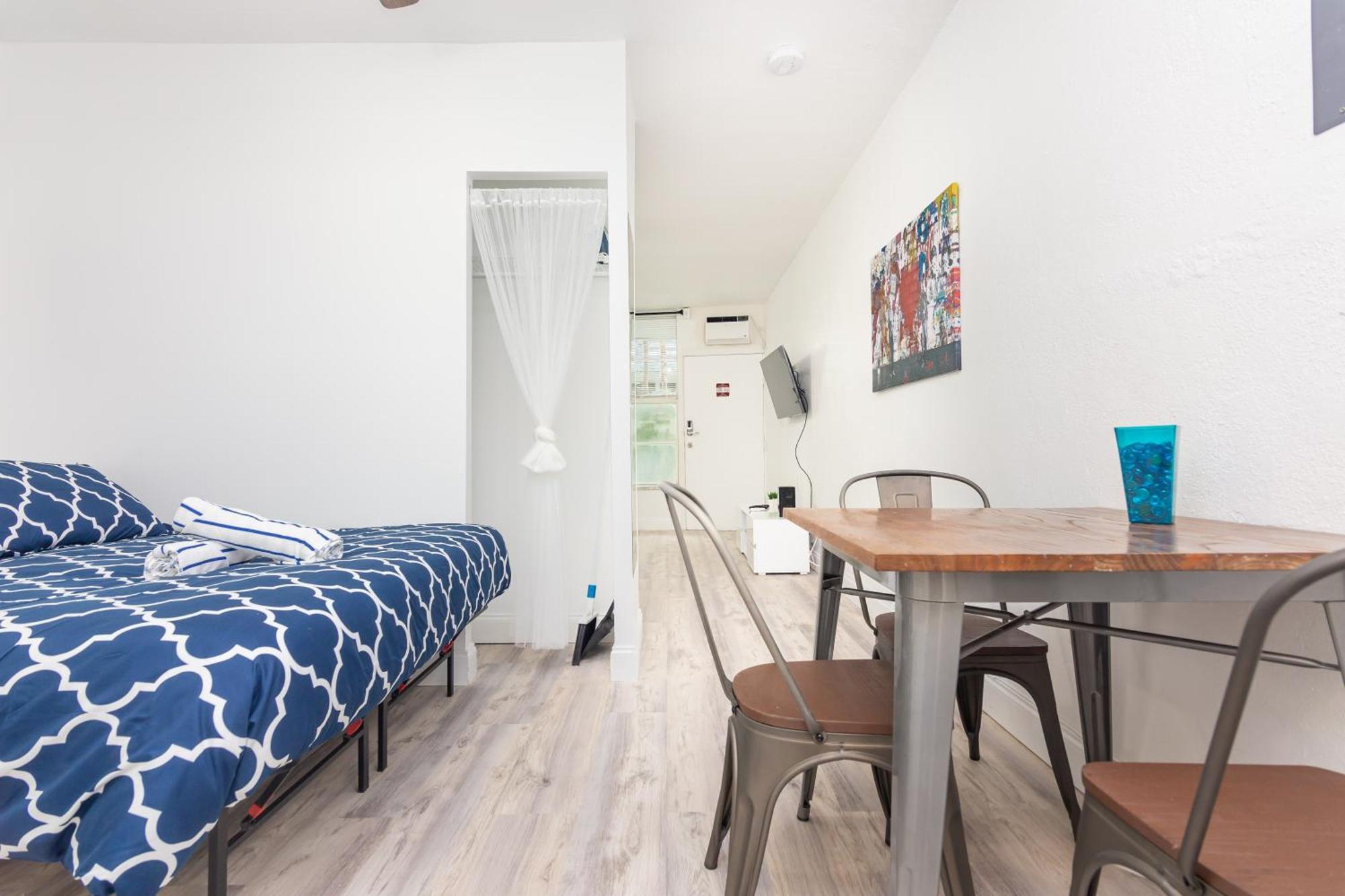Apartment Ocean Drive Deco W/2 Queen Beds, Steps 2 *