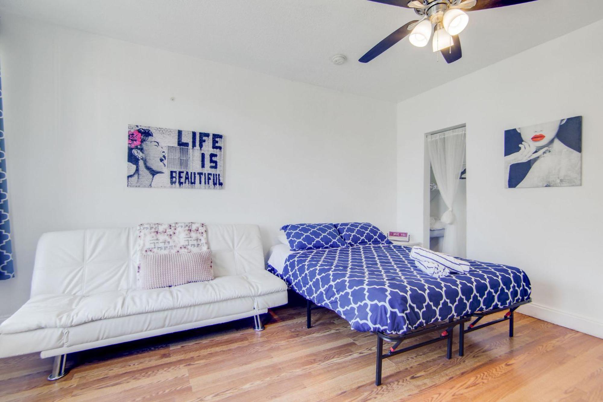 Stylish Ocean Dr W/ 2 Queen Beds, Across