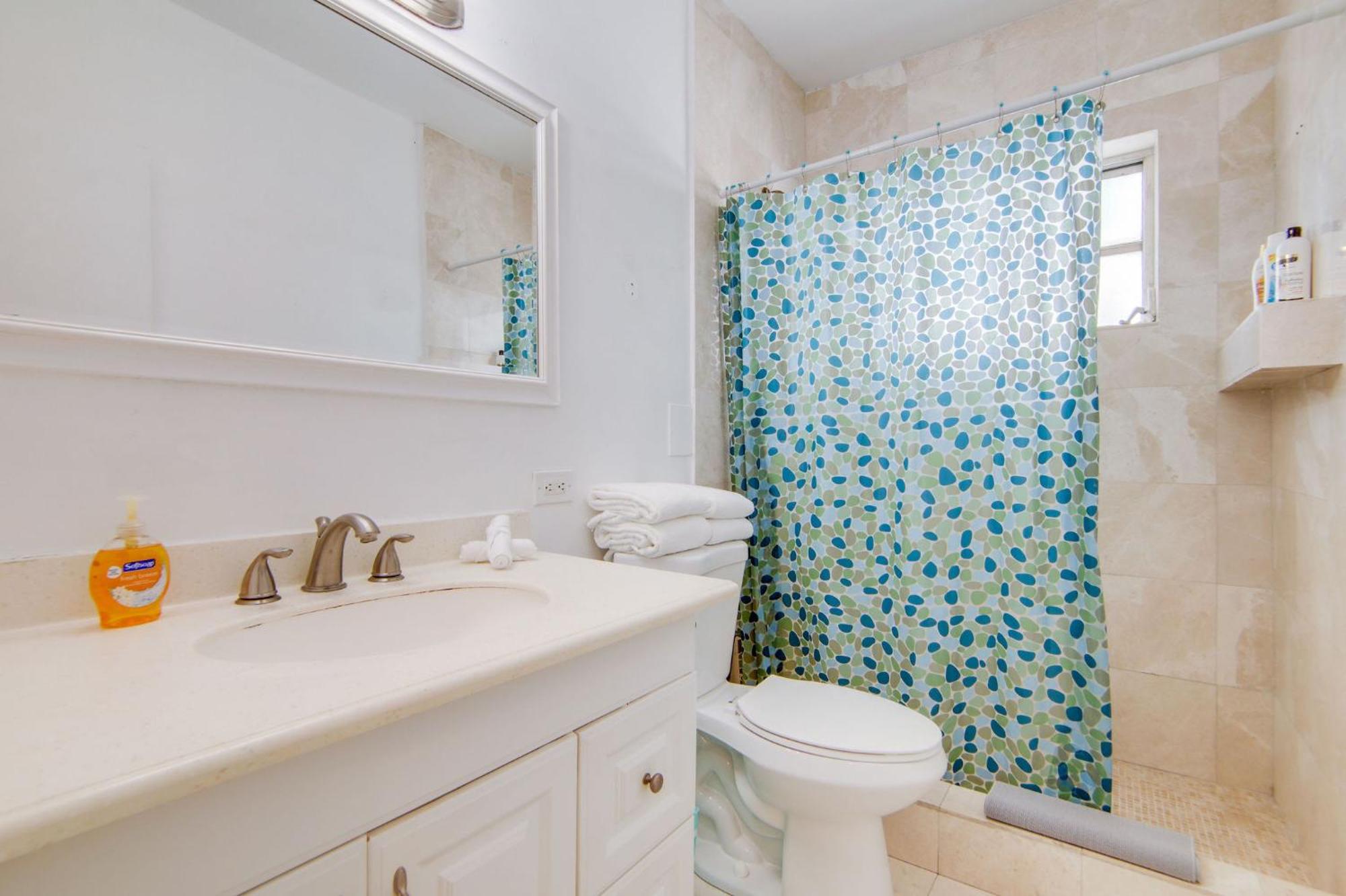 Apartment Stylish Ocean Dr W/ 2 Queen Beds, Across *