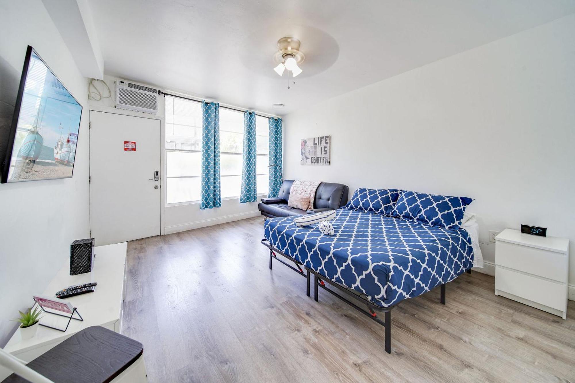 Deco W/2 Queen Beds On Ocean Dr, South Apartment