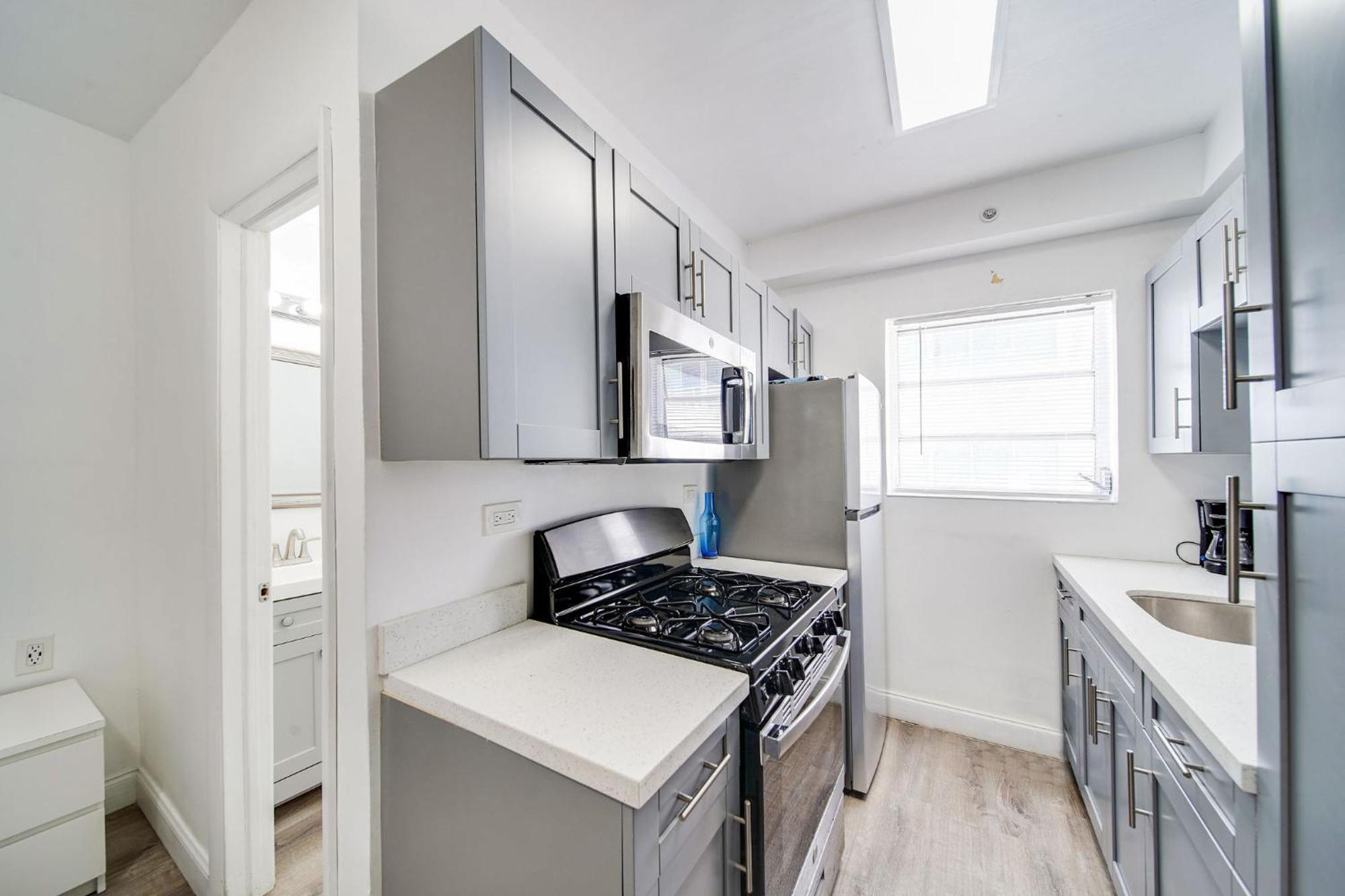 Fresh Ocean Dr, W/2 Queen Beds-steps 2 Apartment