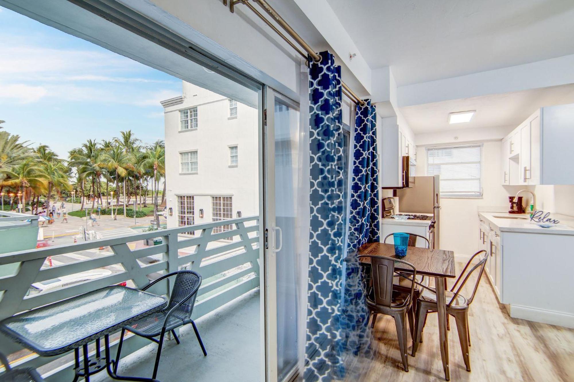 Balcony Deco Apt, W/2 Queenbeds, On Ocean Dr * Miami Beach