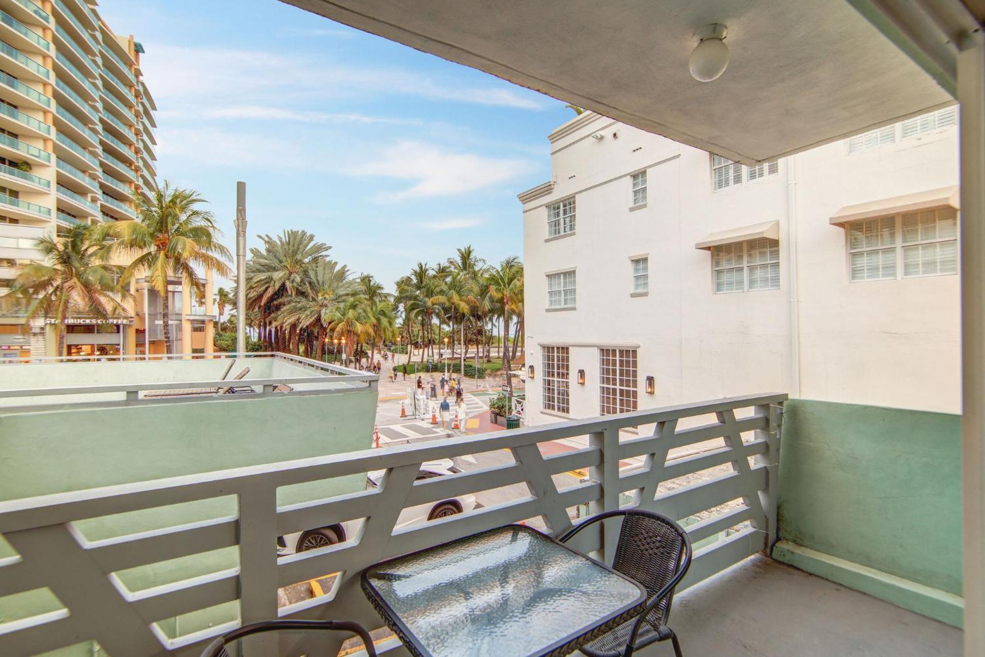 Balcony Deco Apt, W/2 Queenbeds, On Ocean Dr Apartment