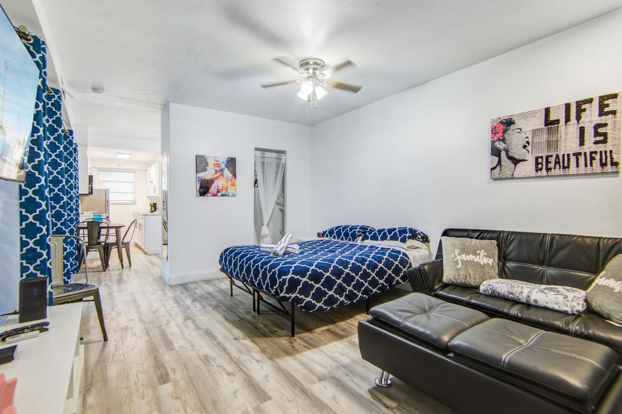 Balcony Deco Apt, W/2 Queenbeds, On Ocean Dr Apartment *