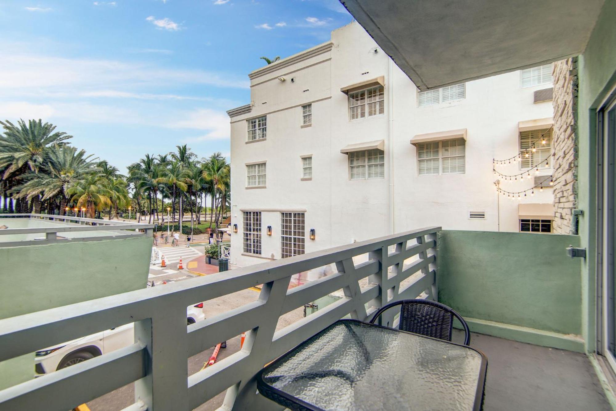 Balcony Deco Apt, W/2 Queenbeds, On Ocean Dr Apartment
