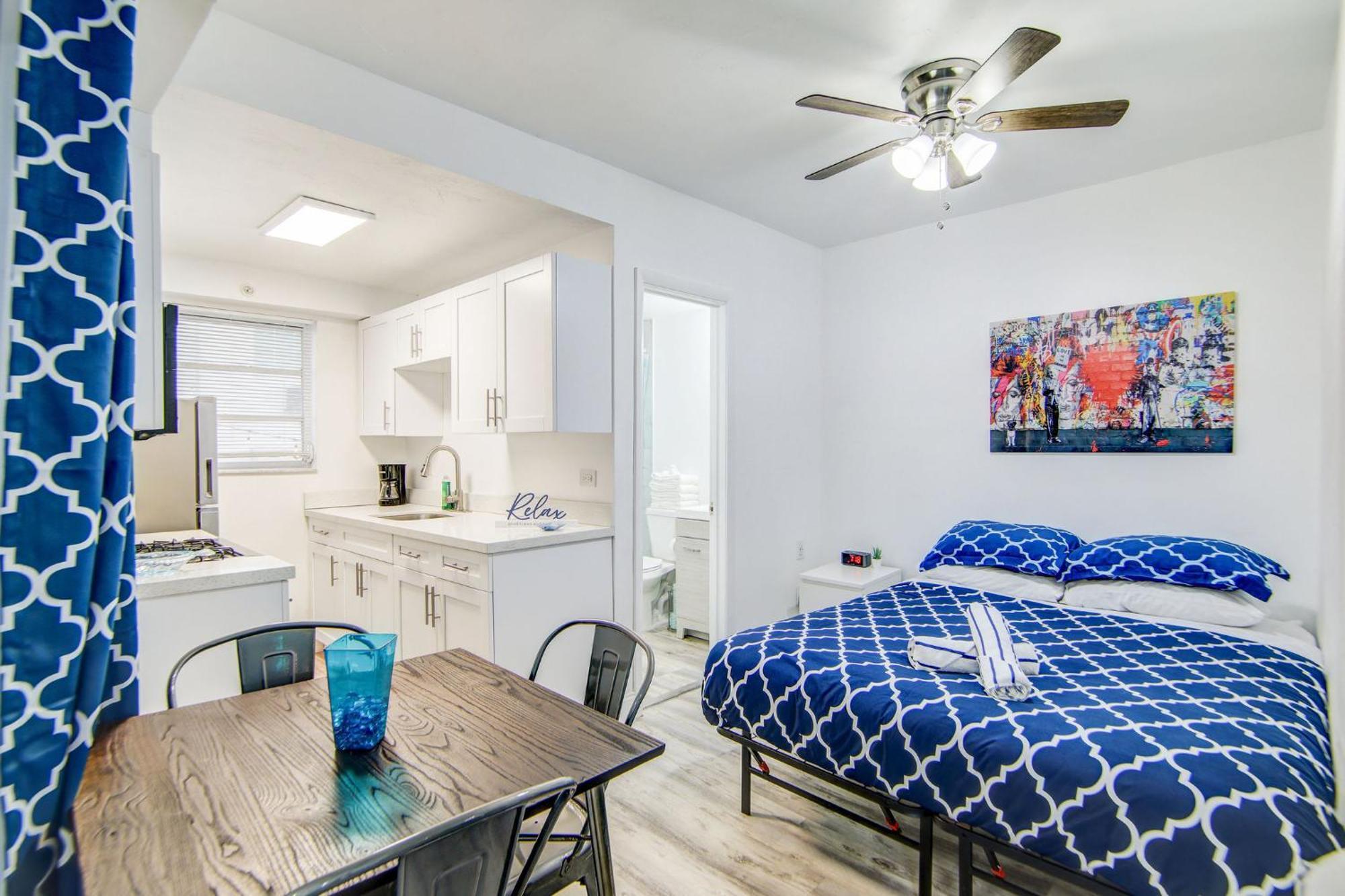 Balcony Deco Apt, W/2 Queenbeds, On Ocean Dr Apartment *