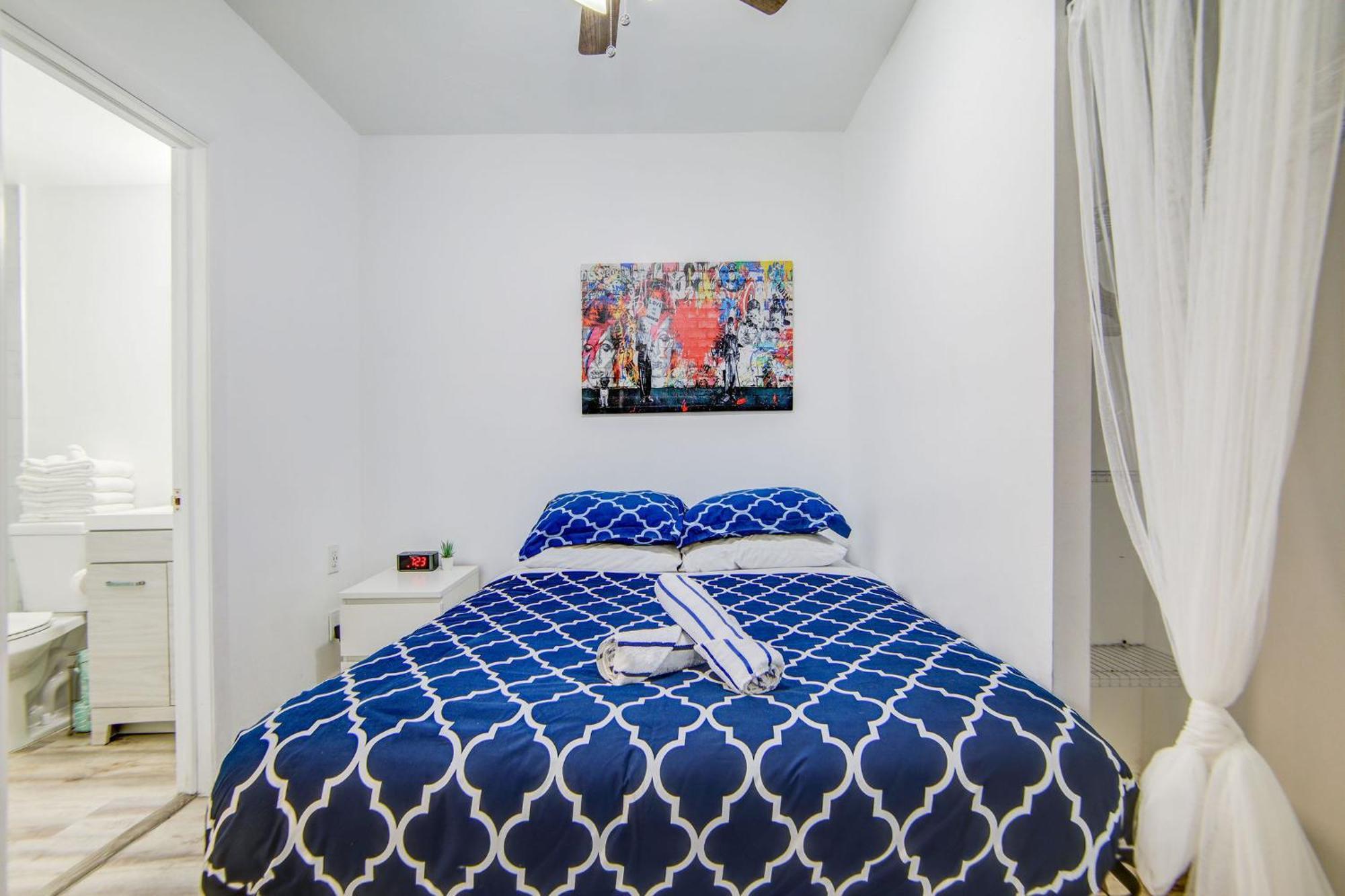 Apartment Balcony Deco Apt, W/2 Queenbeds, On Ocean Dr Miami Beach