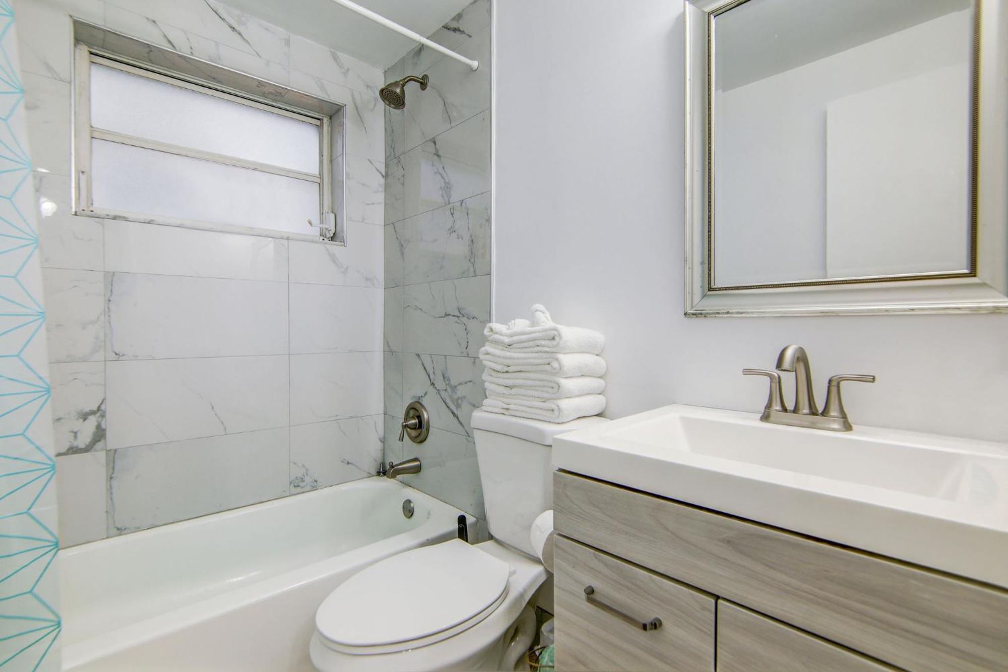 Balcony Deco Apt, W/2 Queenbeds, On Ocean Dr * Miami Beach