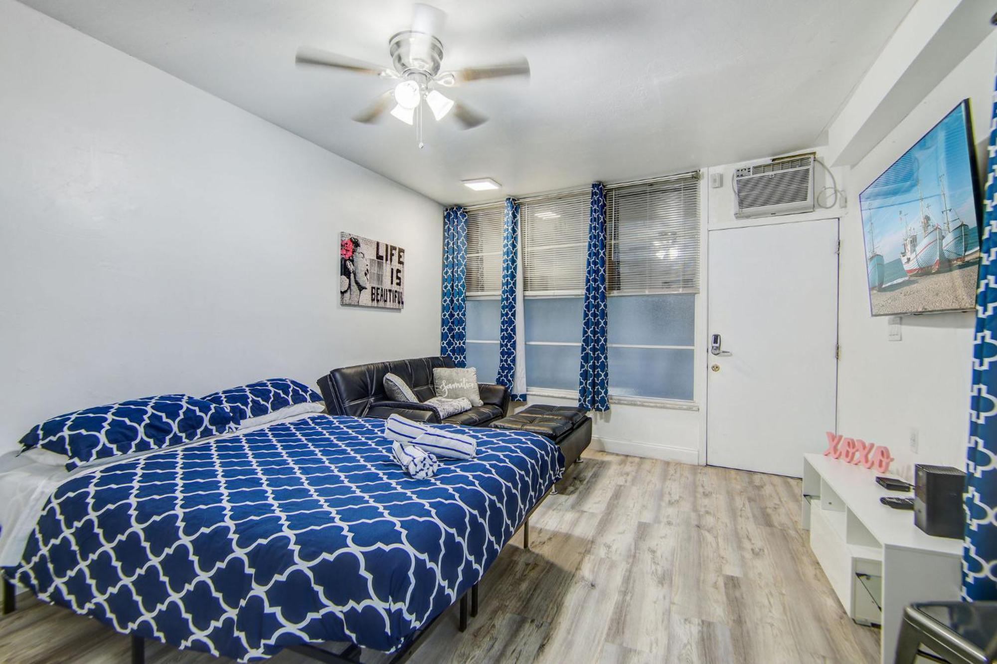 Balcony Deco Apt, W/2 Queenbeds, On Ocean Dr Apartment
