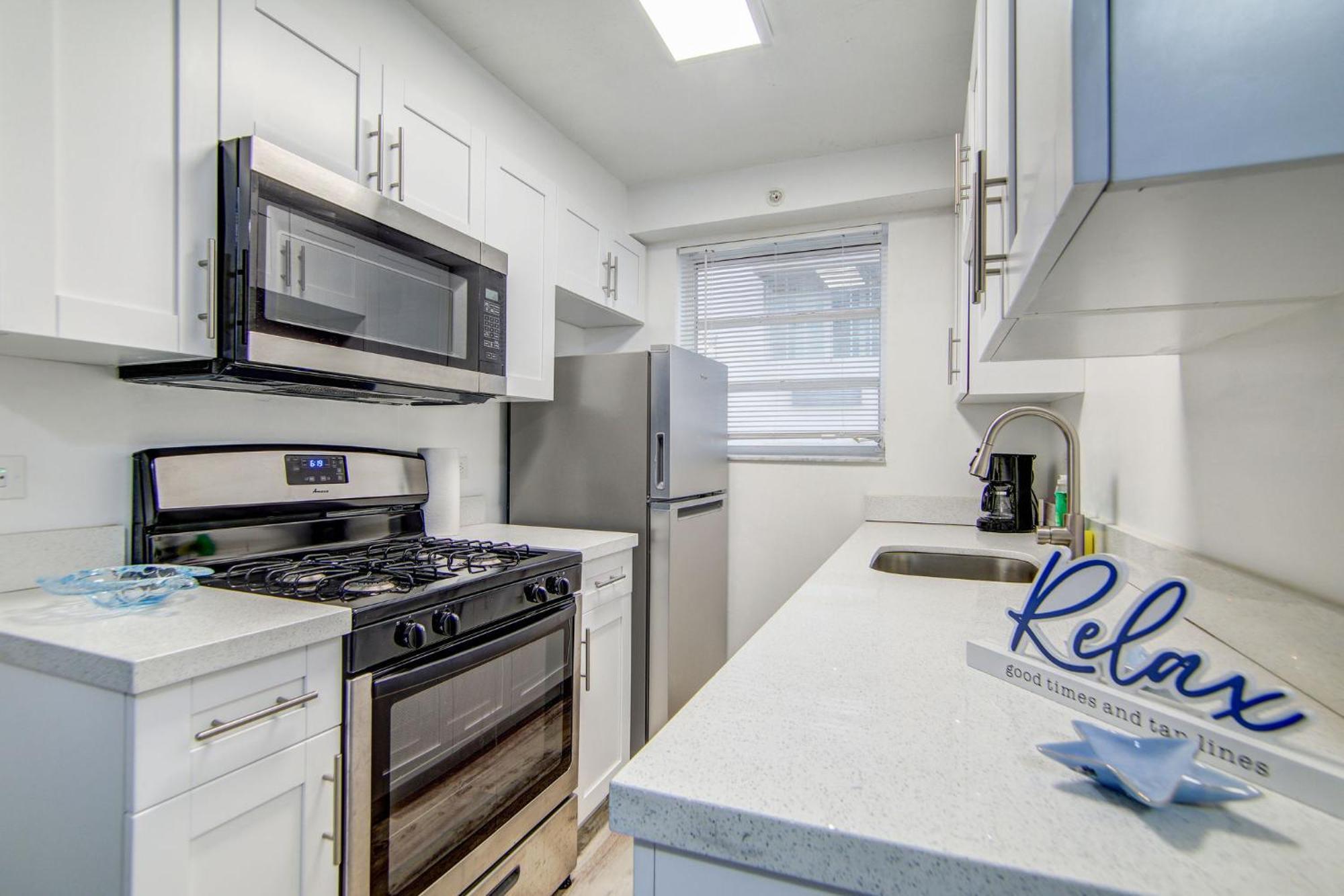 Balcony Deco Apt, W/2 Queenbeds, On Ocean Dr *