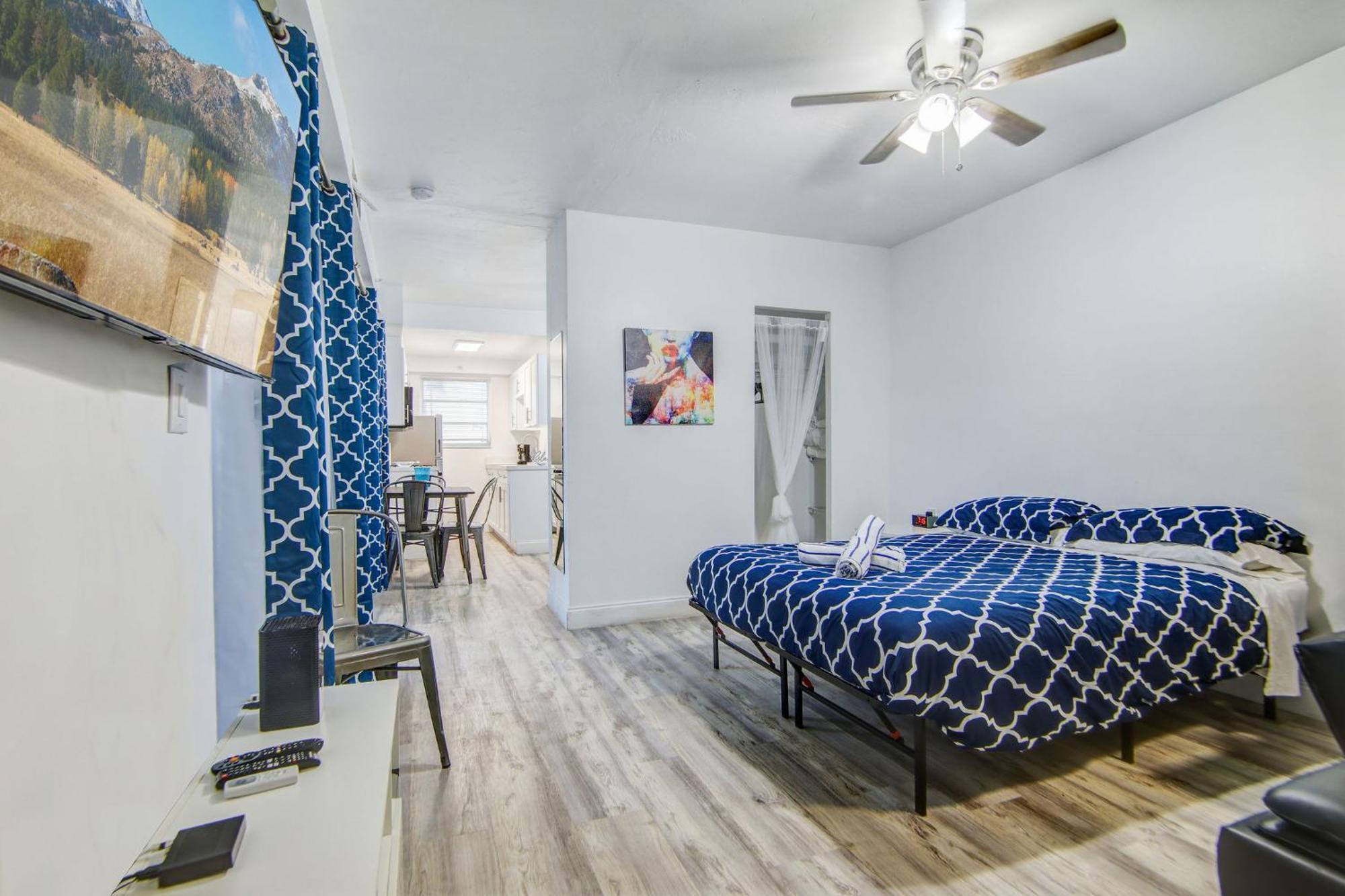 Balcony Deco Apt, W/2 Queenbeds, On Ocean Dr