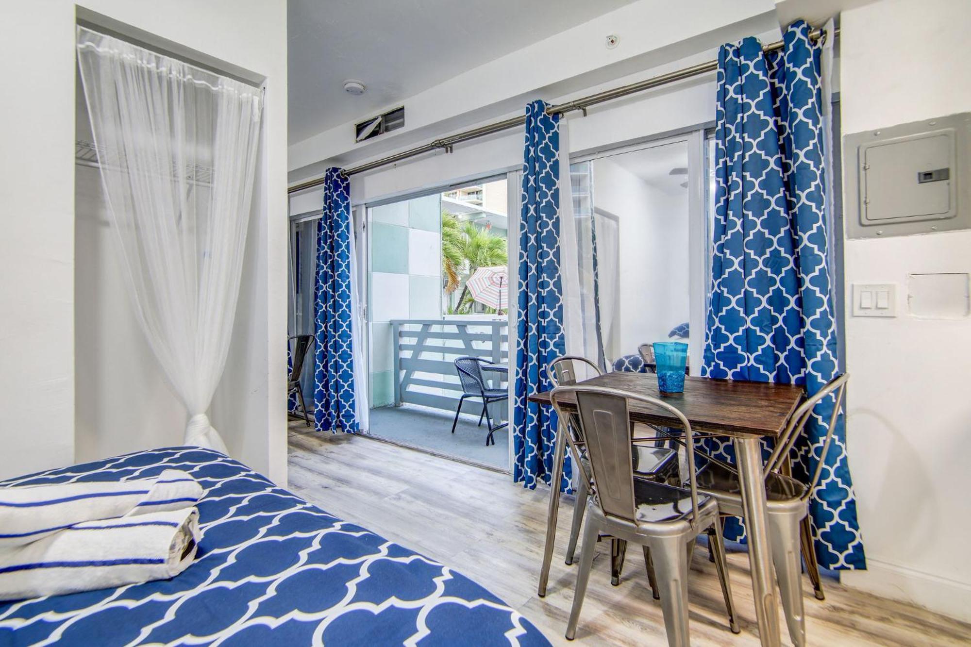 Apartment Balcony Deco Apt, W/2 Queenbeds, On Ocean Dr